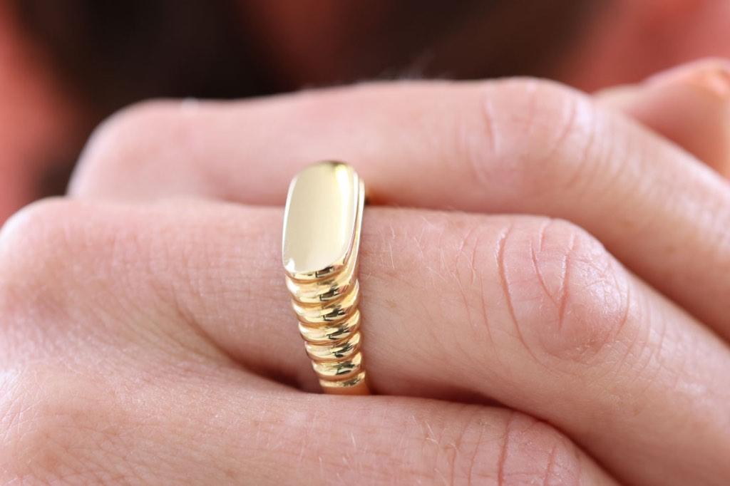 18 Karaat Gouden Heren Zegel Ring Met Relief, 20 of groter, Heer, Ophalen of Verzenden, Zo goed als nieuw