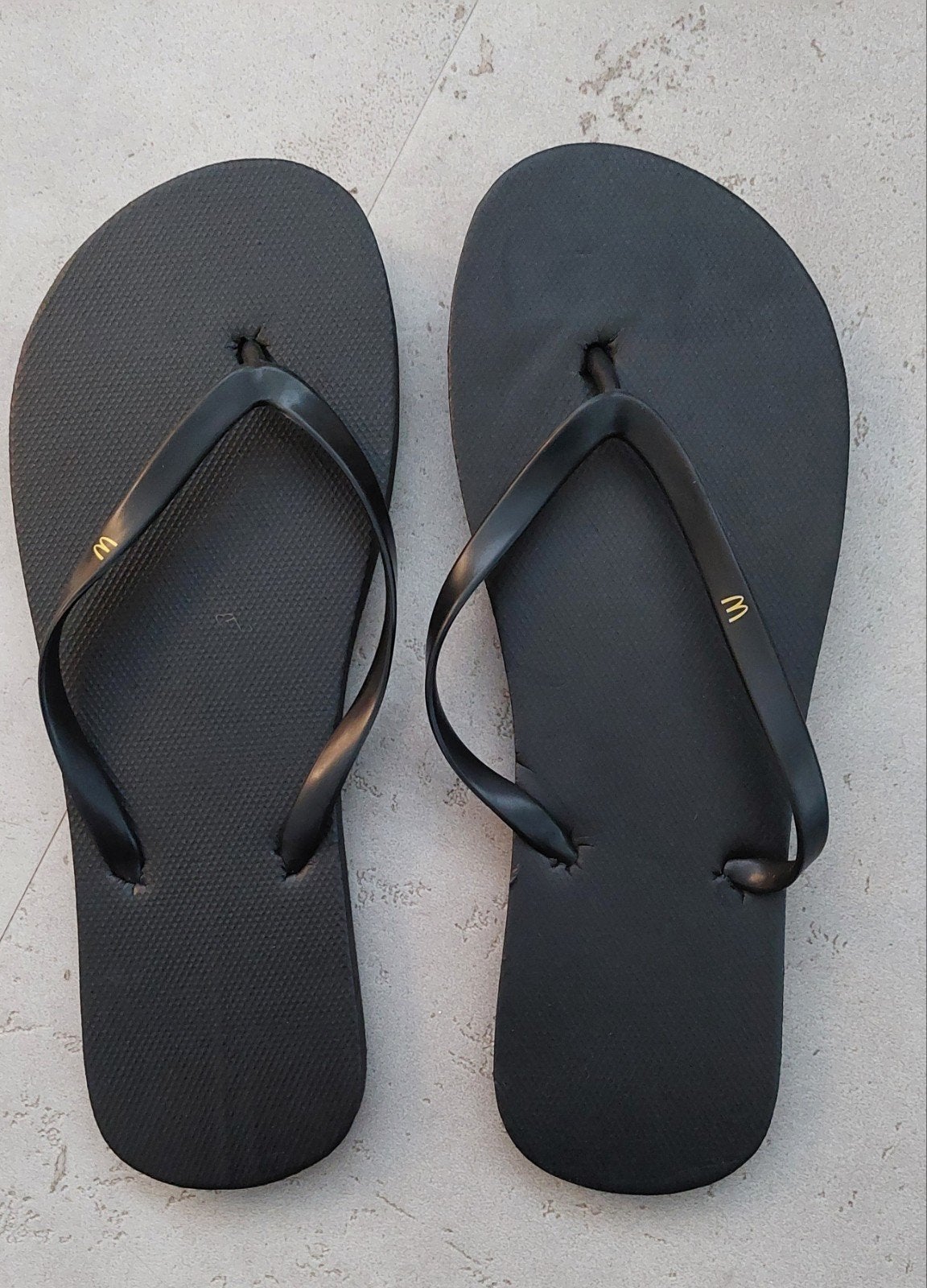 Nieuwe McDonald's Slippers - Zwart met Logo, Kleding | Dames, Nieuw, Ophalen of Verzenden, MC Donalds, Instappers