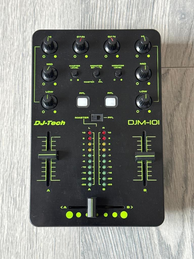 DJ-Tech DJM-101 DJ Mixer - Compacte 2-kanaals mixer, Ophalen of Verzenden, Zo goed als nieuw, Minder dan 5 kanalen