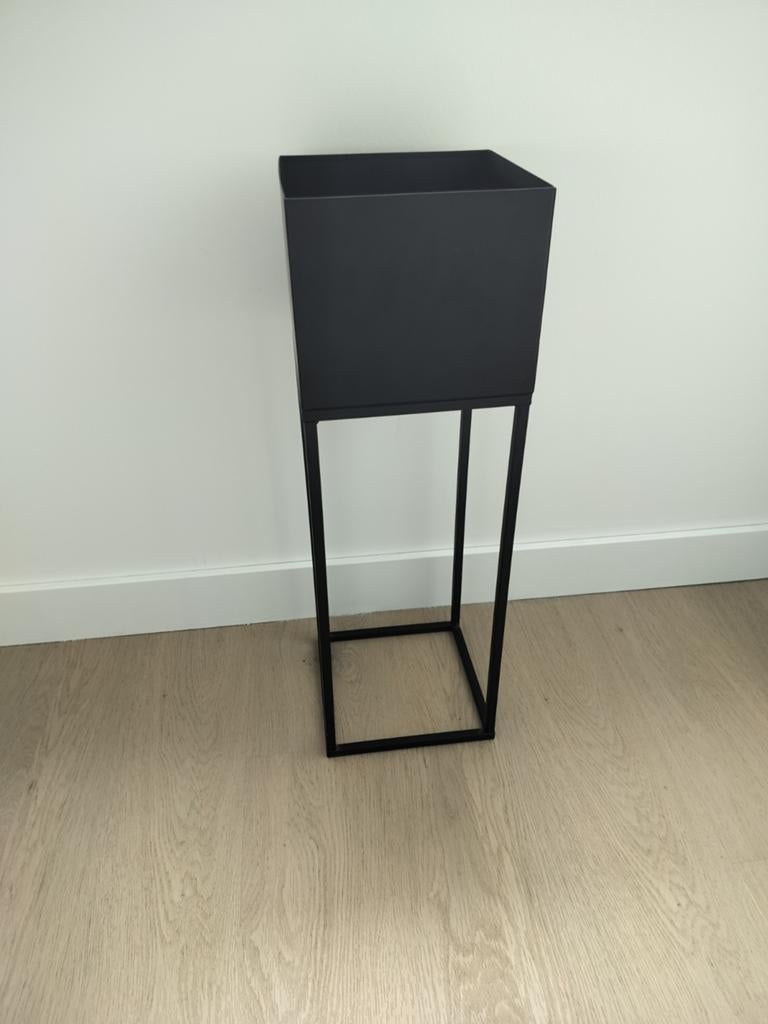 Zwarte metalen plantenbak op standaard 58x19cm, Tuin en Terras, Bloembakken en Plantenbakken, Ophalen, Minder dan 60 cm, Zo goed als nieuw