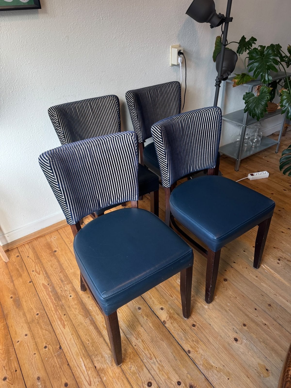 Set van 4 nette eetkamerstoelen, Gebruikt, Blauw, Ophalen of Verzenden, Vier