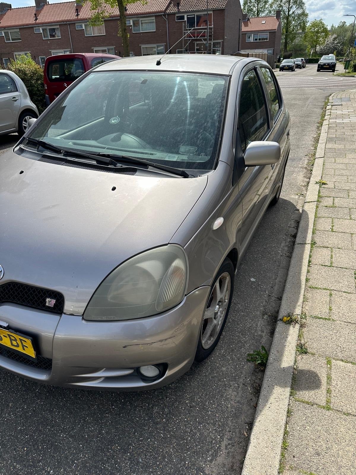 Toyota Yaris 1.5 16V Vvti 5DR T Sport 2001 Grijs, Auto's, Voorwielaandrijving, 1497 cc, 31 €/maand, 4 cilinders