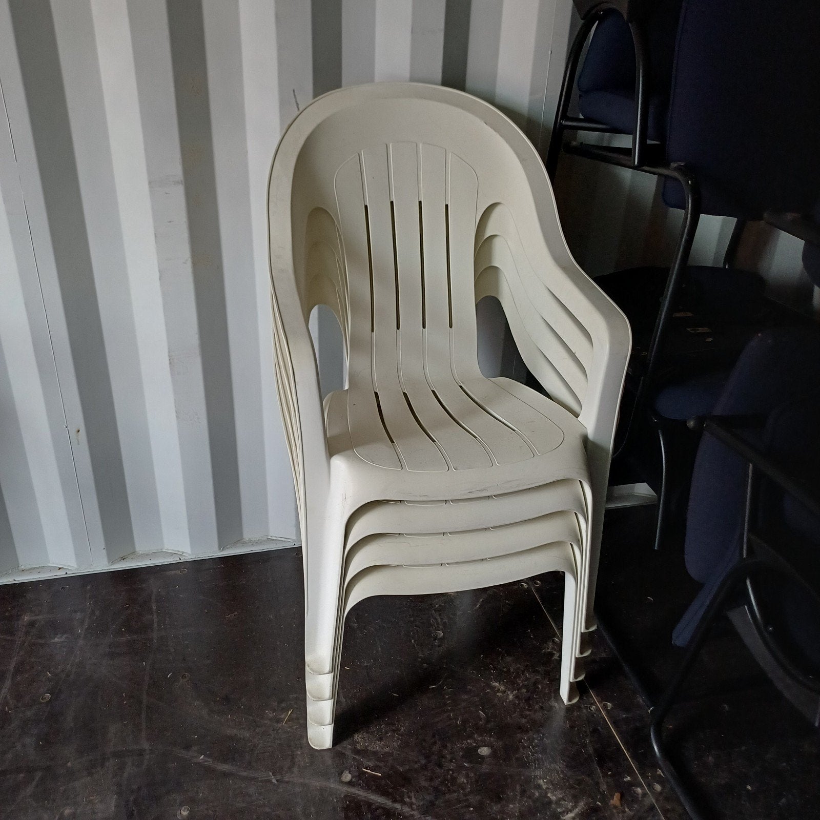4 x plastic stoelen stapelstoelen, Ophalen, Gebruikt, Bruin, Vijf, Zes of meer stoelen