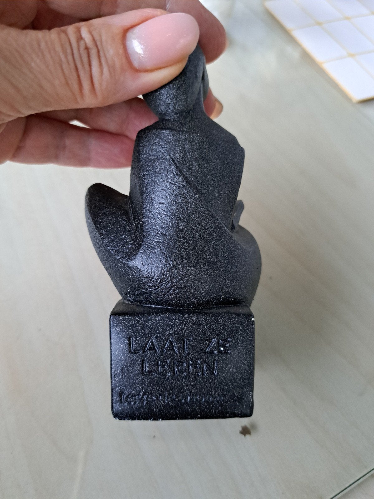 Zittend figuur 'Laat ze Leren' - Donkergrijs Beeldje, Minder dan 20 cm, Ophalen of Verzenden, Op sokkel, Overige materialen