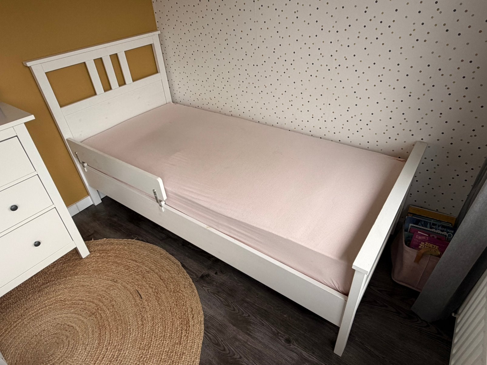 Stevig wit houten een persoons bed met valbescherming, Ophalen, Gebruikt, 90 cm, Eenpersoons