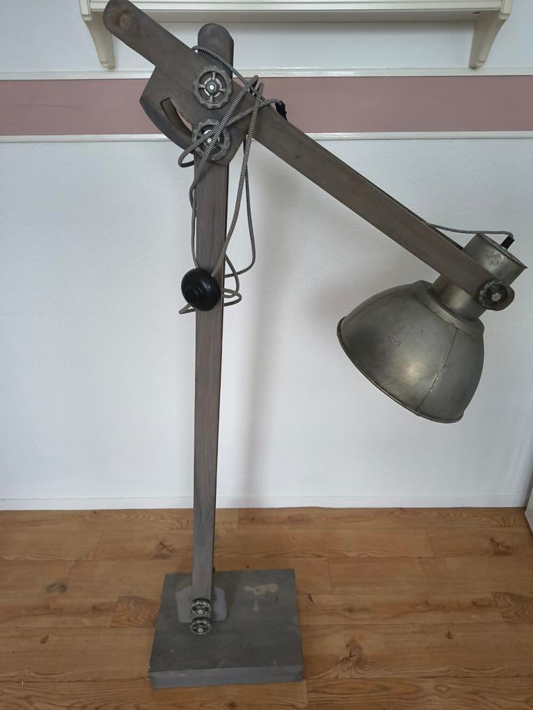 Grote staande lamp, hout met metalen kap, Ophalen, Hout, 150 tot 200 cm