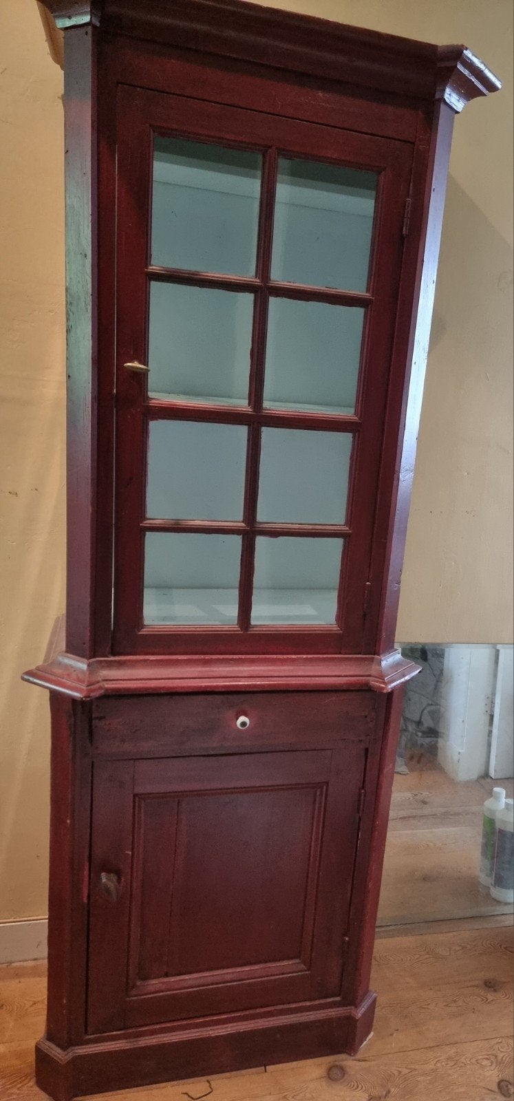 Antiek hoekkastje - Roodbruin houten vitrinekast, Antiek en Kunst, Ophalen