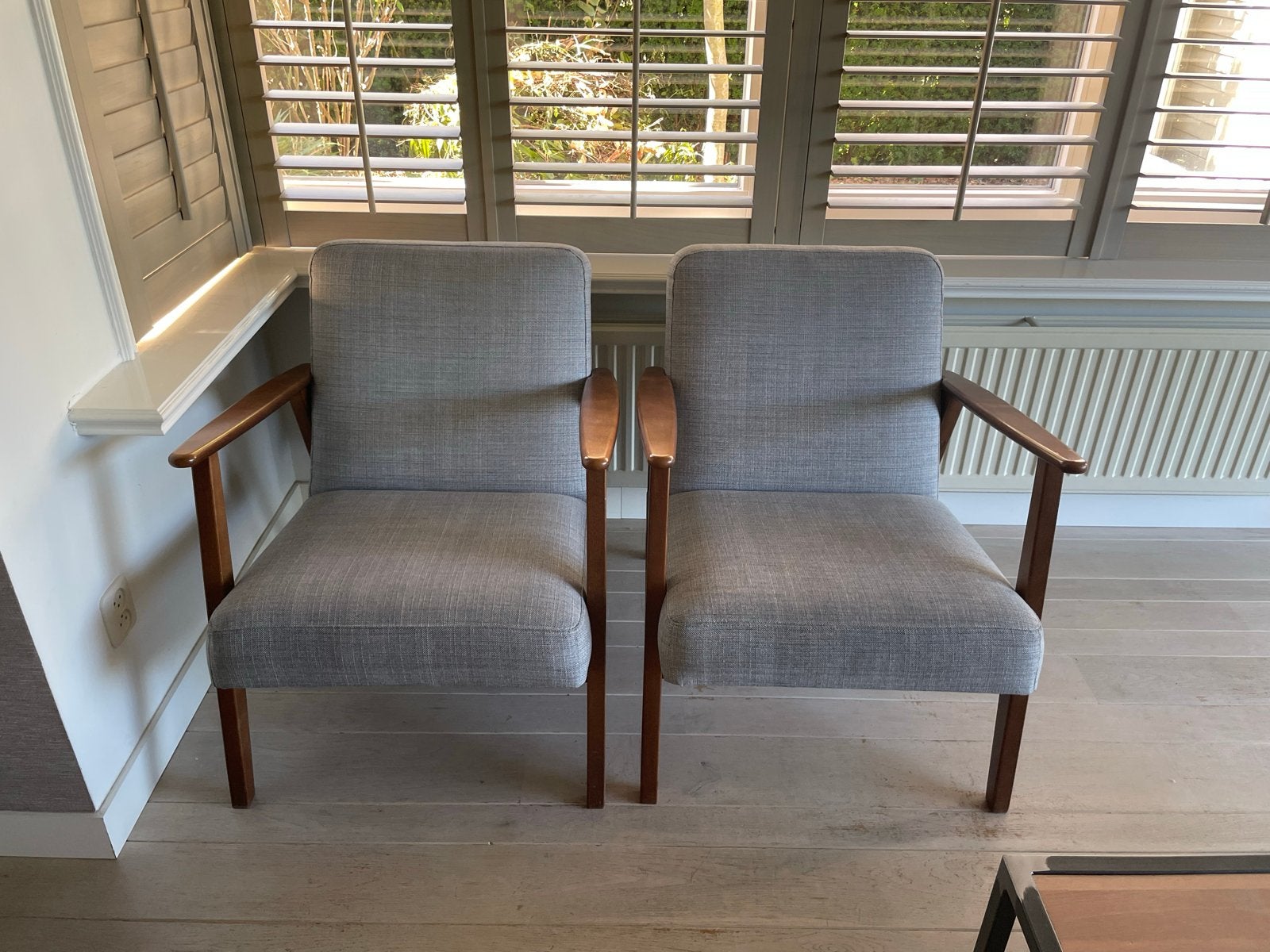 IKEA EKENÄSET fauteuils (2) - Grijs met houten armleuningen, Ophalen, Twee, Zo goed als nieuw, Grijs
