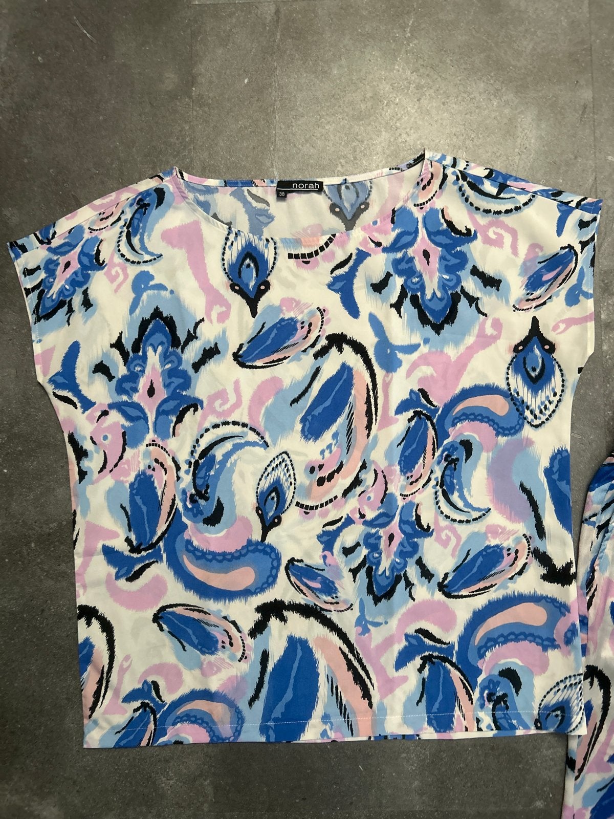 Norah Paisley Print Set: Top & Broek - Maat M, Ophalen of Verzenden, Zo goed als nieuw, Maat 38/40 (M), Meerkleurig