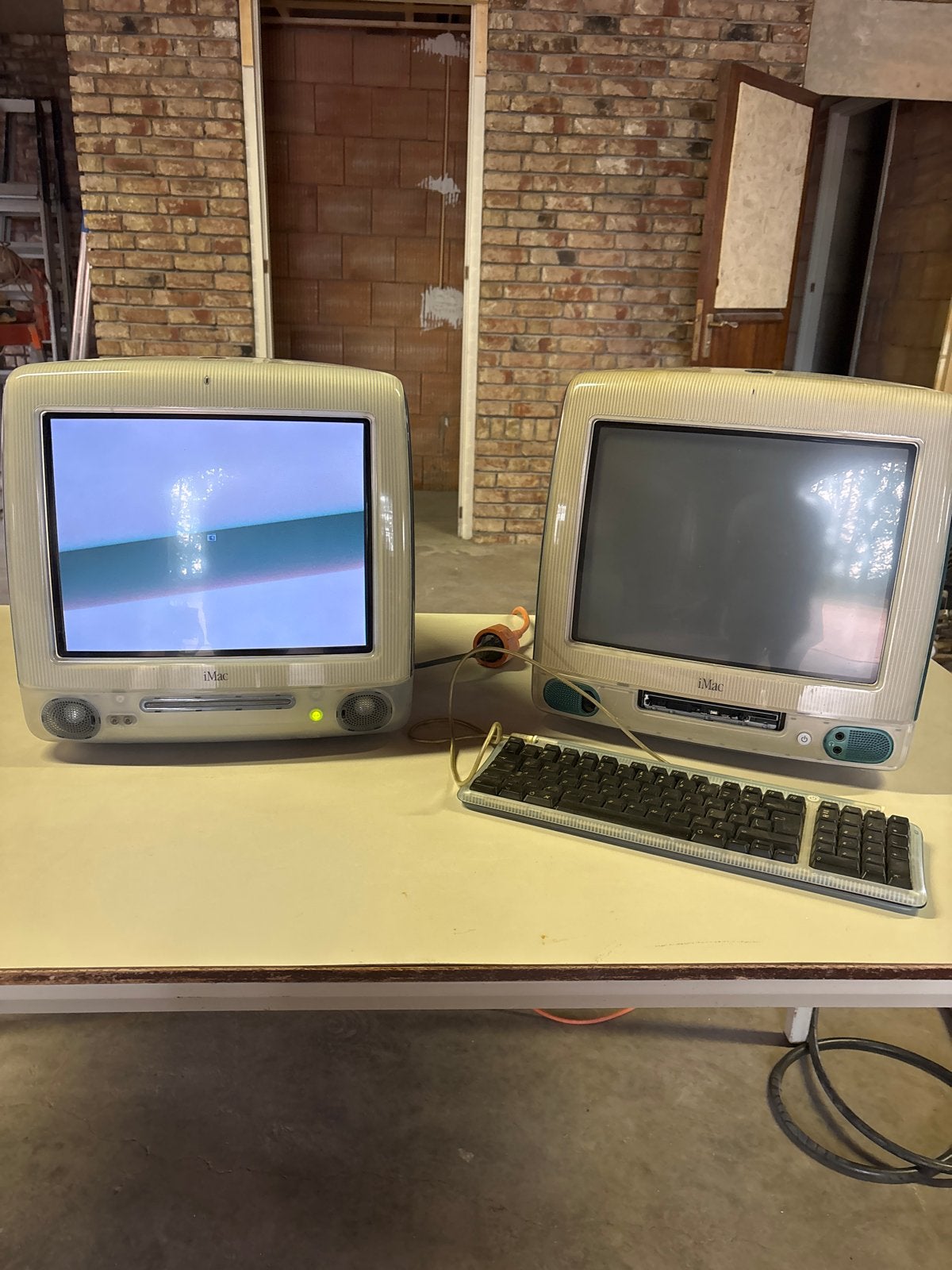 iMac G3 2x met 1 toetsenbord, Computers en Software, Apple Desktops, Gebruikt, iMac, Onbekend, Minder dan 4 GB, Ophalen