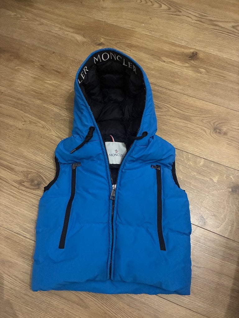Z.g.a.n. Bodywarmer Moncler blauw 110/116, Kinderen en Baby's, Moncler, Ophalen of Verzenden, Zo goed als nieuw, Jongen