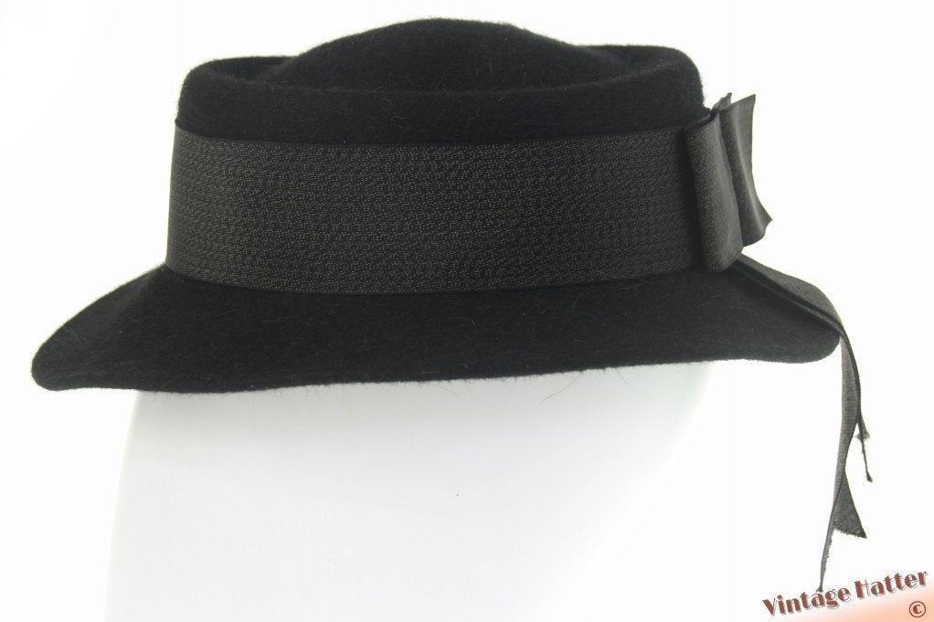 Vintage dameshoed Wegener zwart haarvilt met lint 55 = S -XS, 55 cm (S, 6⅞ inch) of minder, Hoed, Ophalen of Verzenden, Zo goed als nieuw