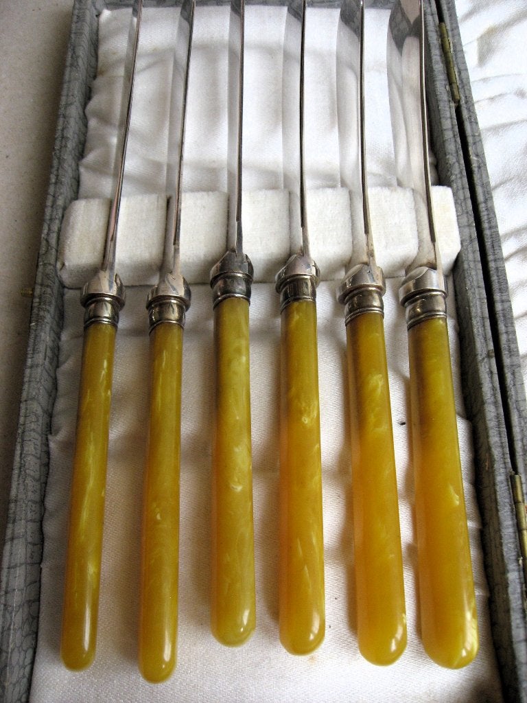 Cassette 6 verzilverde botermesjes, botergeel amber handvat, Antiek en Kunst, Ophalen of Verzenden