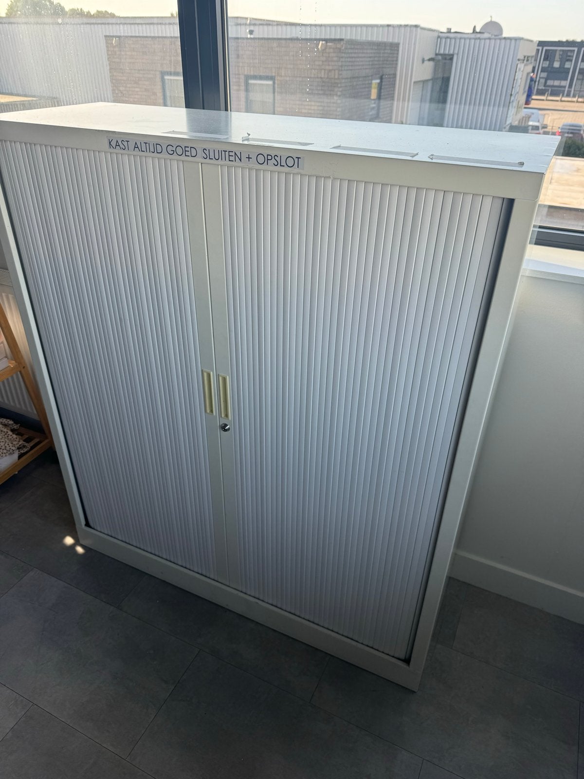 Witte archiefkast met slot en roldeuren, Huis en Inrichting, Ophalen, Gebruikt, 100 tot 150 cm, 100 tot 150 cm