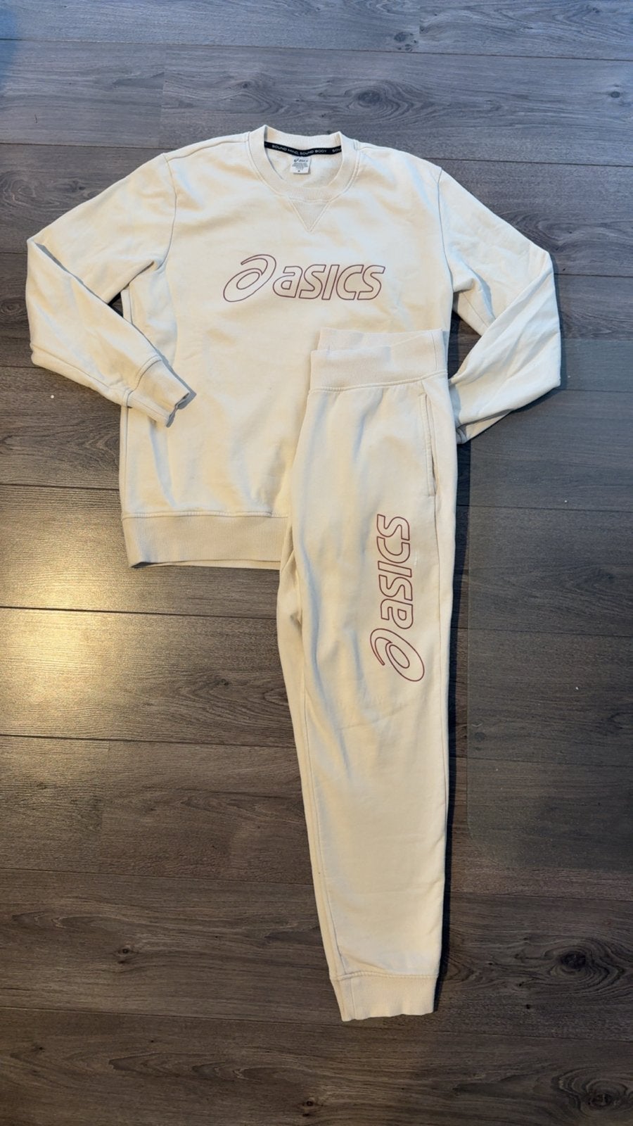Asics Trainingspak Maat L - Crème met Rood Logo, Ophalen of Verzenden, Zo goed als nieuw, Maat 52/54 (L), Beige