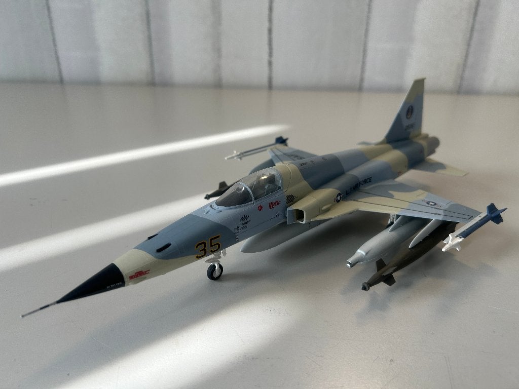 Schaalmodel (1/48):   F-5 Freedom Fighter, Zo goed als nieuw, Groter dan 1:72, Vliegtuig, Ophalen