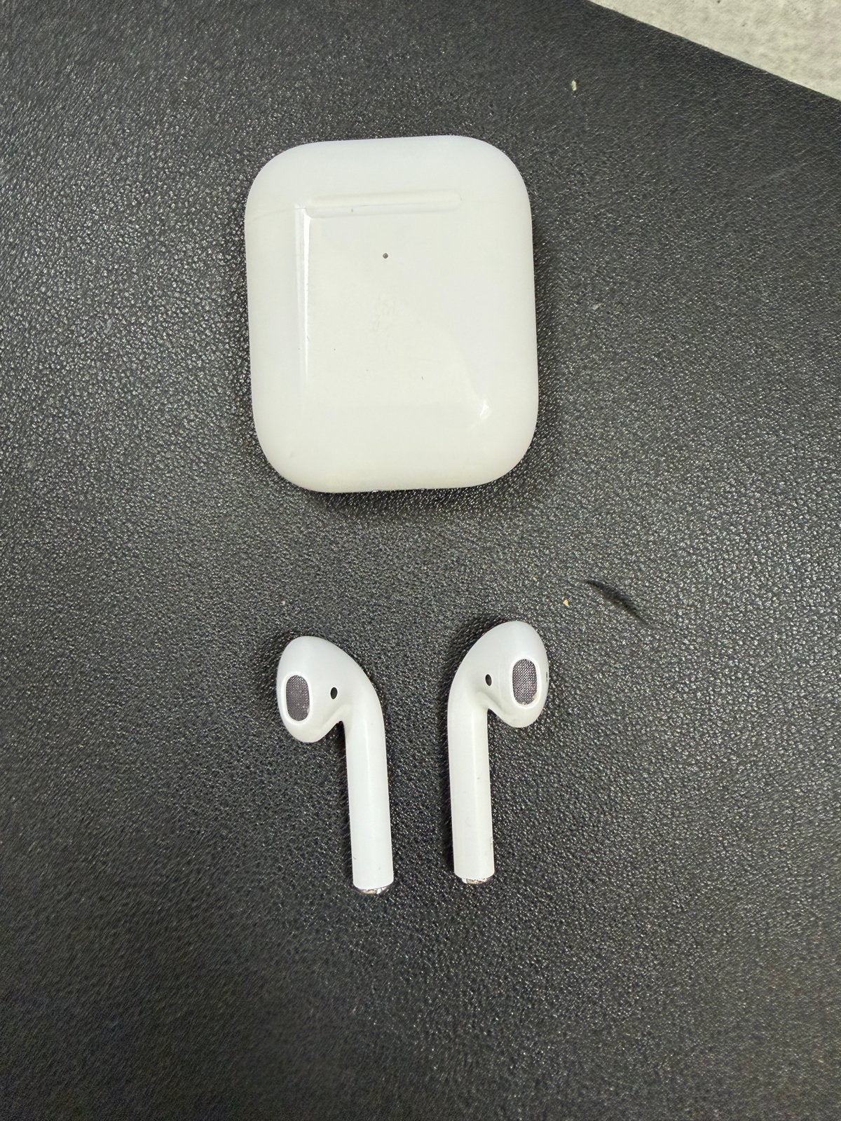 Apple AirPods 2e generatie met oplaadcase, Overige merken, Zo goed als nieuw, Draadloos, Op oor (supra aural)