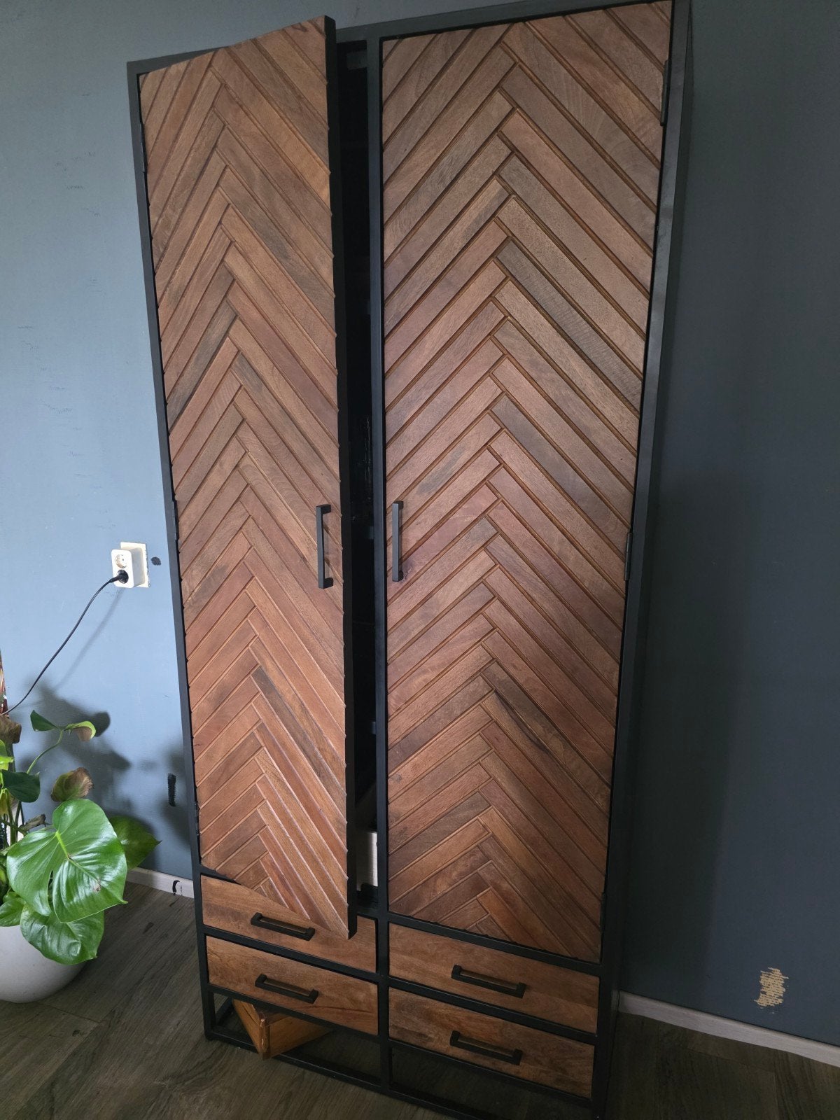 Mooie kast, mangohout met metaal., 200 cm of meer, 50 tot 100 cm, Zo goed als nieuw, 25 tot 50 cm