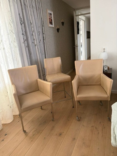 4 eetkamerstoelen en 2 barkrukken Bert Plantagie per stuk, Huis en Inrichting, Ophalen, Gebruikt, Overige kleuren, Leer