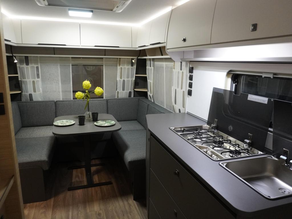 Fendt Apero 495 SFB GROTE KEUKEN, Caravans en Kamperen, Caravans, Overige typen, Fendt, 1250 - 1500 kg, Tot en met 4