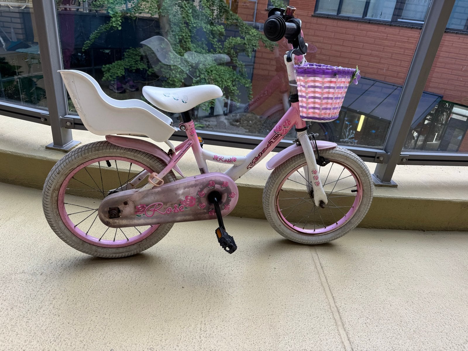 Roze kinderfiets met mandje en poppenzitje, Ophalen, Gebruikt, Terugtraprem, 16 tot 20 inch