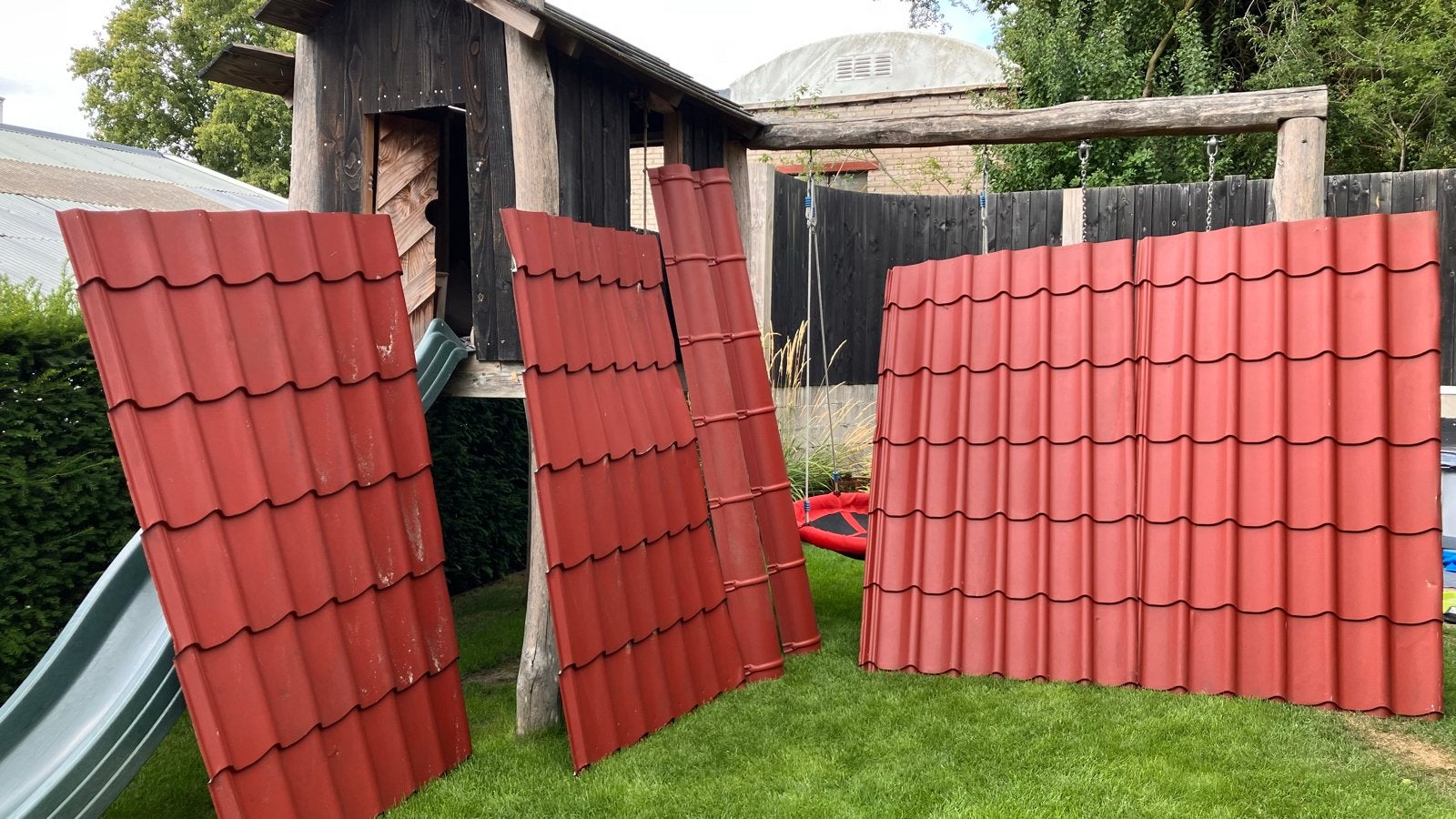 4 Rode stalen dakpanplaten met nokdeel, Doe-het-zelf en Verbouw, Dakpannen en Dakbedekking, Gebruikt, 5 tot 10 m², Metaal, Rood