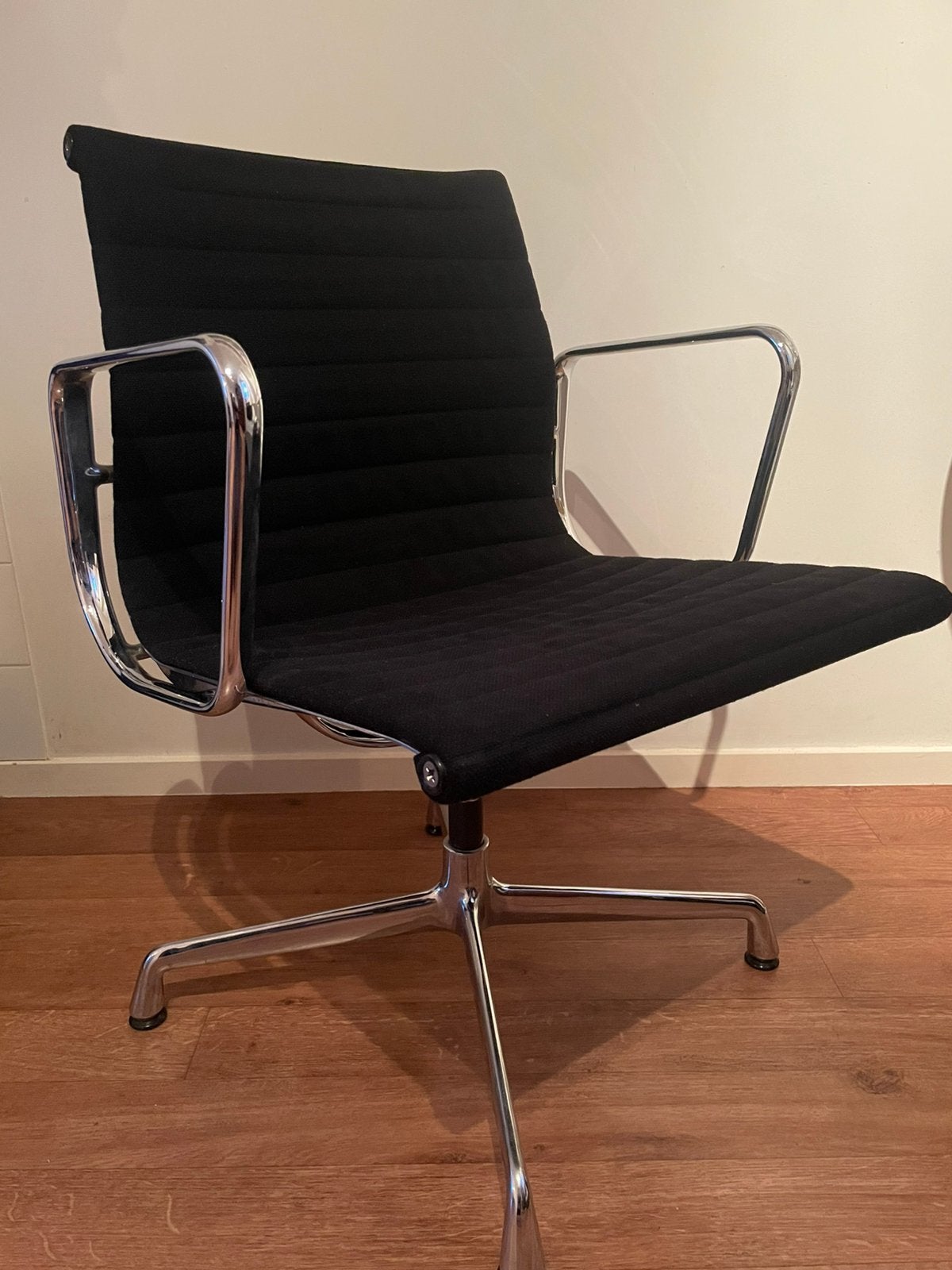 Vitra Eames EA  108 Vergaderstoel - Zwart hopsak, Huis en Inrichting, Bureaustoelen, Ophalen, Gebruikt, Zwart, Bureaustoel