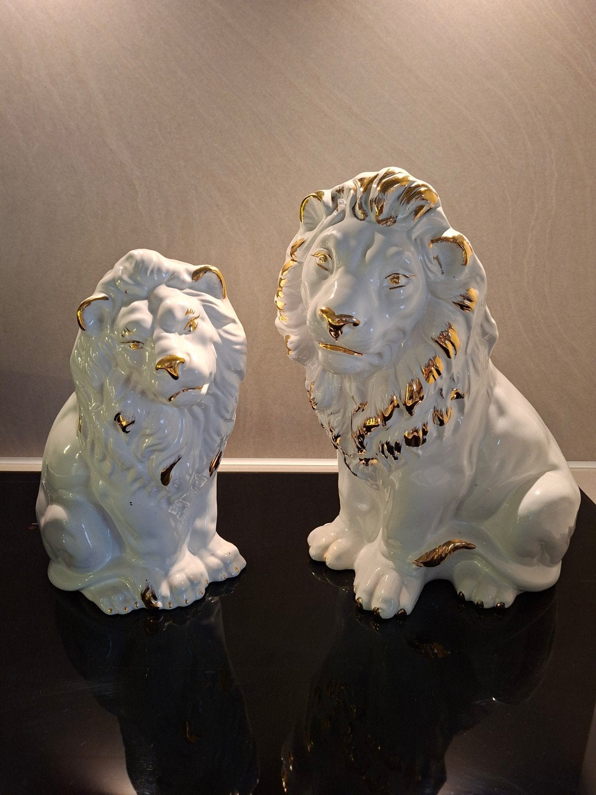 Set van 2 Witte Leeuwen Beelden met Gouden Details, Ophalen of Verzenden, Wit, Steen/keramiek, Klassiek