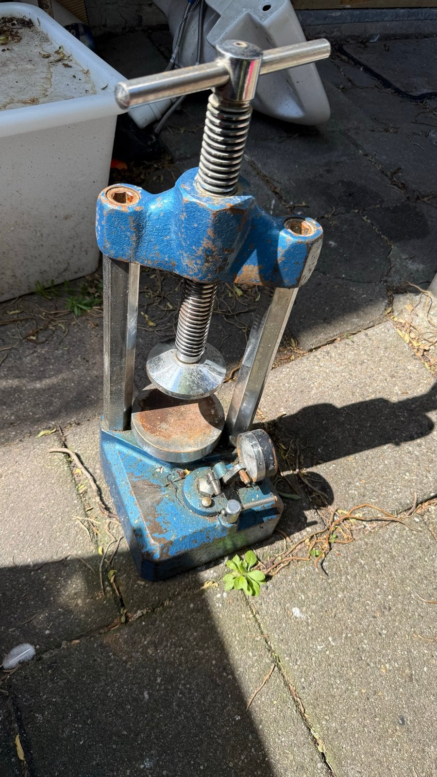 Oude handpers met manometer - robuust en functioneel, Doe-het-zelf en Verbouw, Gereedschap | Overige machines, Ophalen, Gebruikt