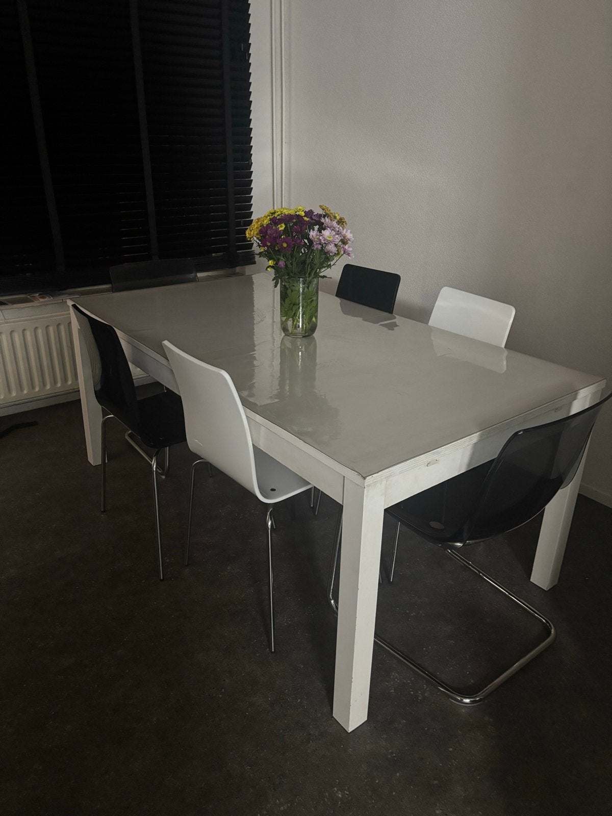 Witte uitschuifbare eettafel met 6 stoelen, Huis en Inrichting, Tafels | Eettafels, Ophalen, Kunststof, Gebruikt, 50 tot 100 cm