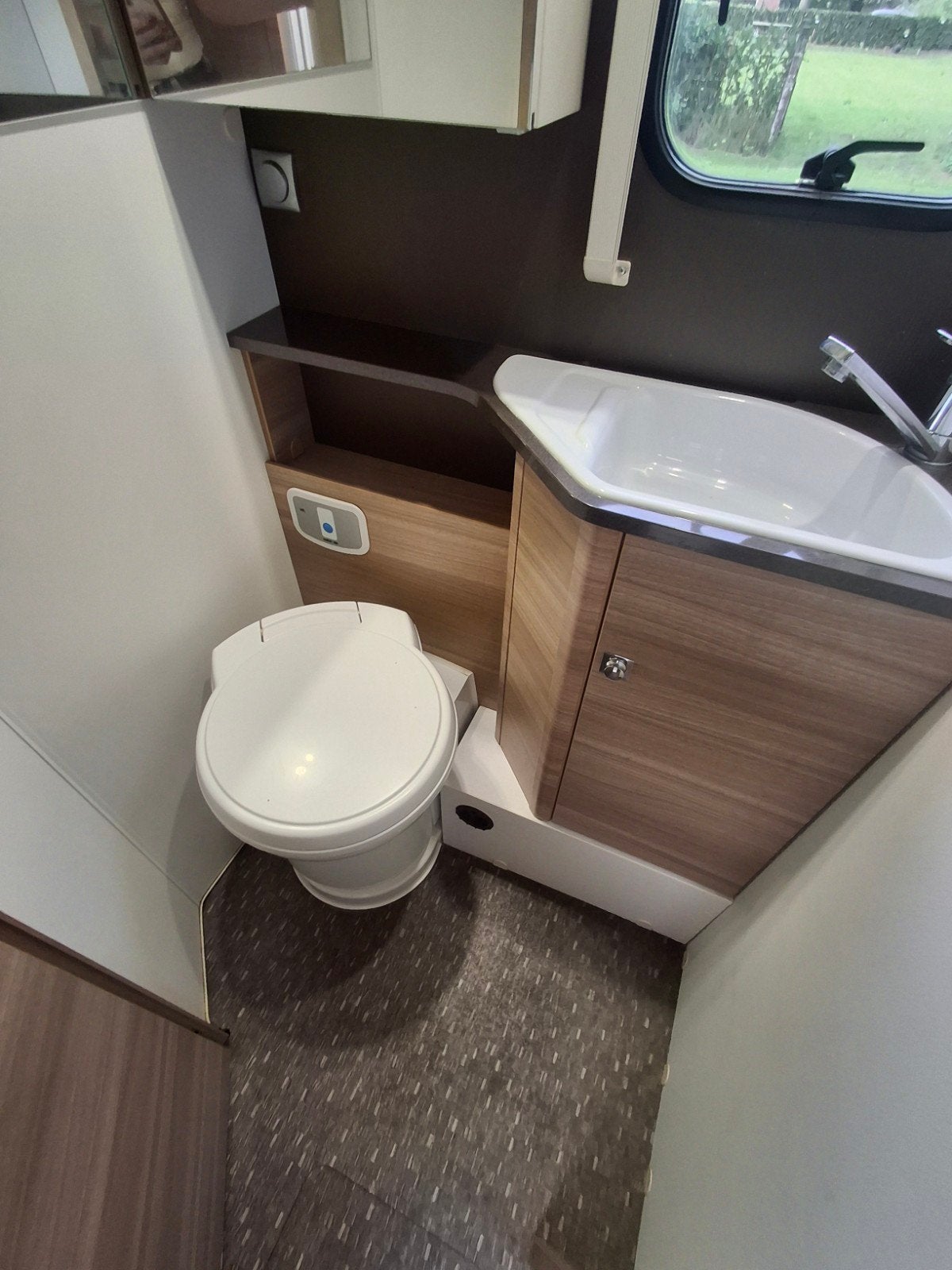 Foto 12 van " ADRIA CORAL S 670 SL -2013 - 65000 KM - APARTE BEDDEN'"