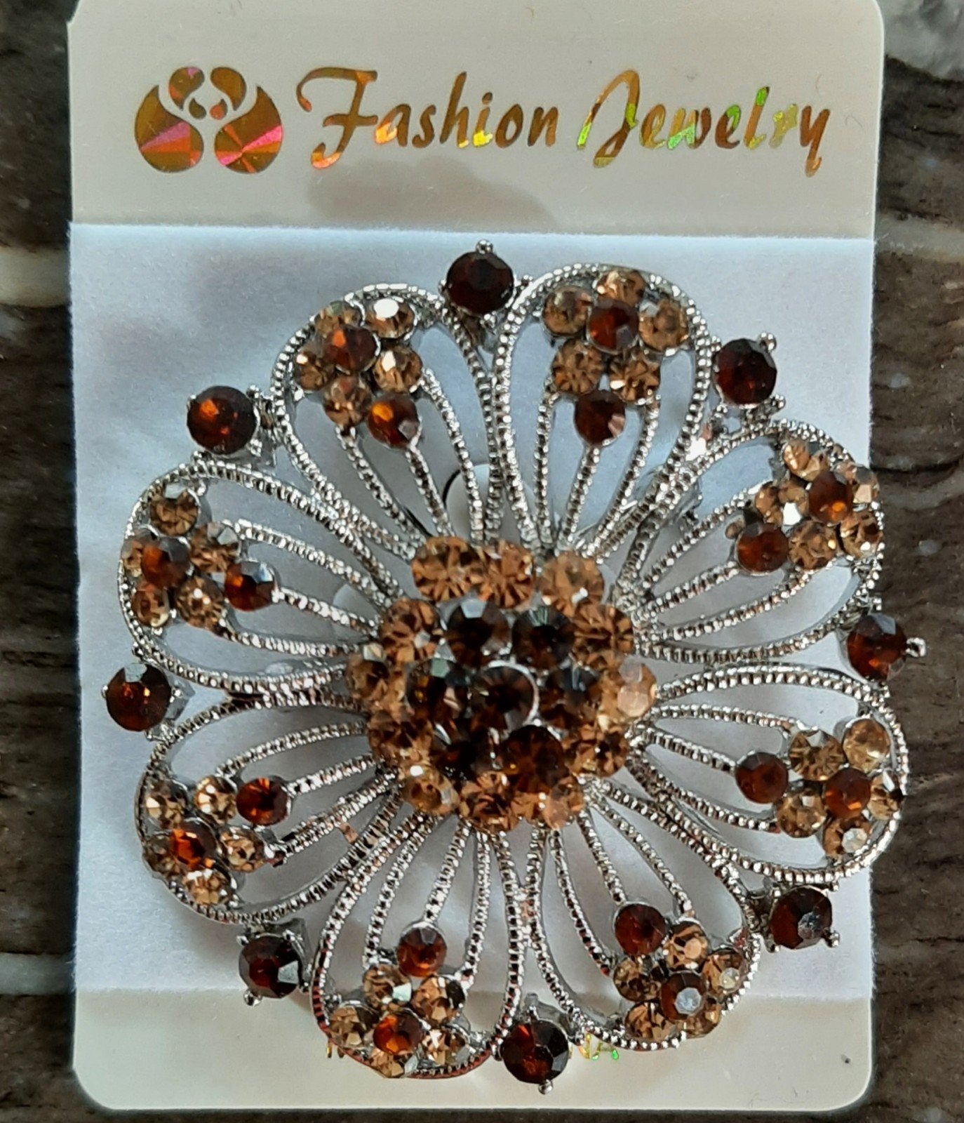 Nieuwe zilverkleurige broche 5 cm met bruine strass, Overige materialen, 4 tot 7 cm, Bruin, Nieuw