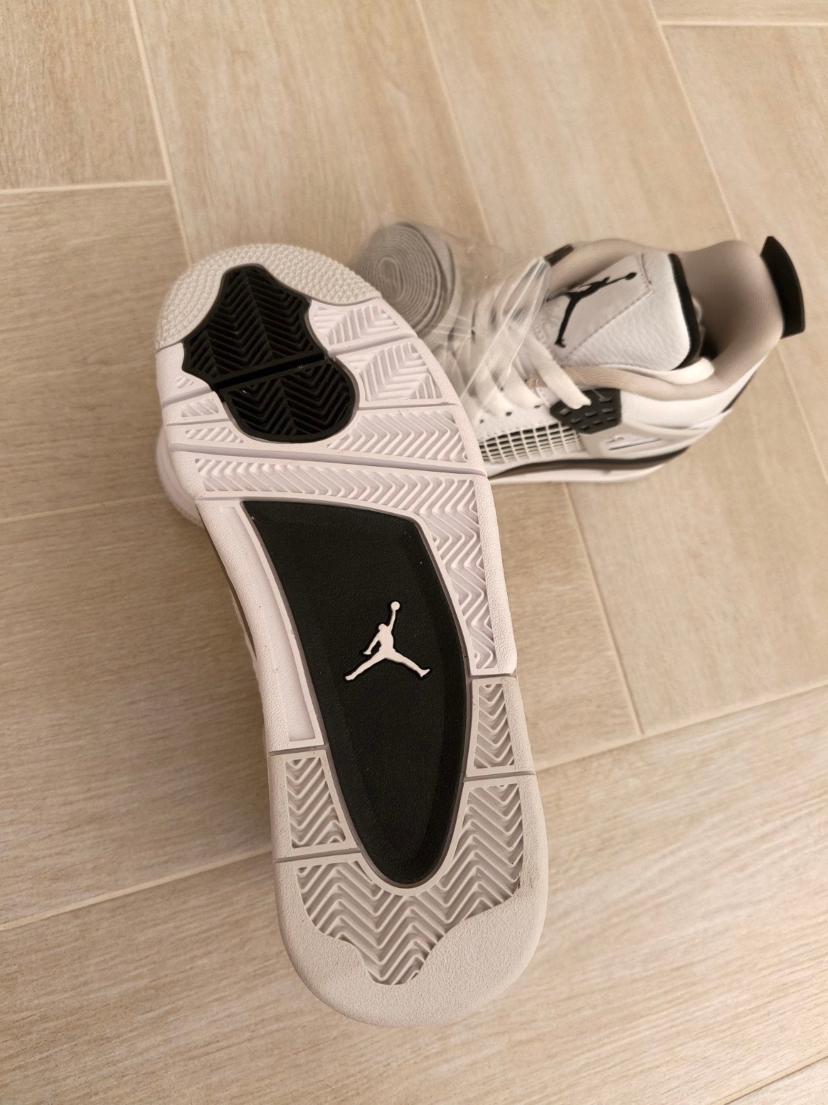 Air Jordan 4 Retro Military Maat 41 Zwart Wit Nieuw ✅, Ophalen of Verzenden, Zo goed als nieuw, Wit