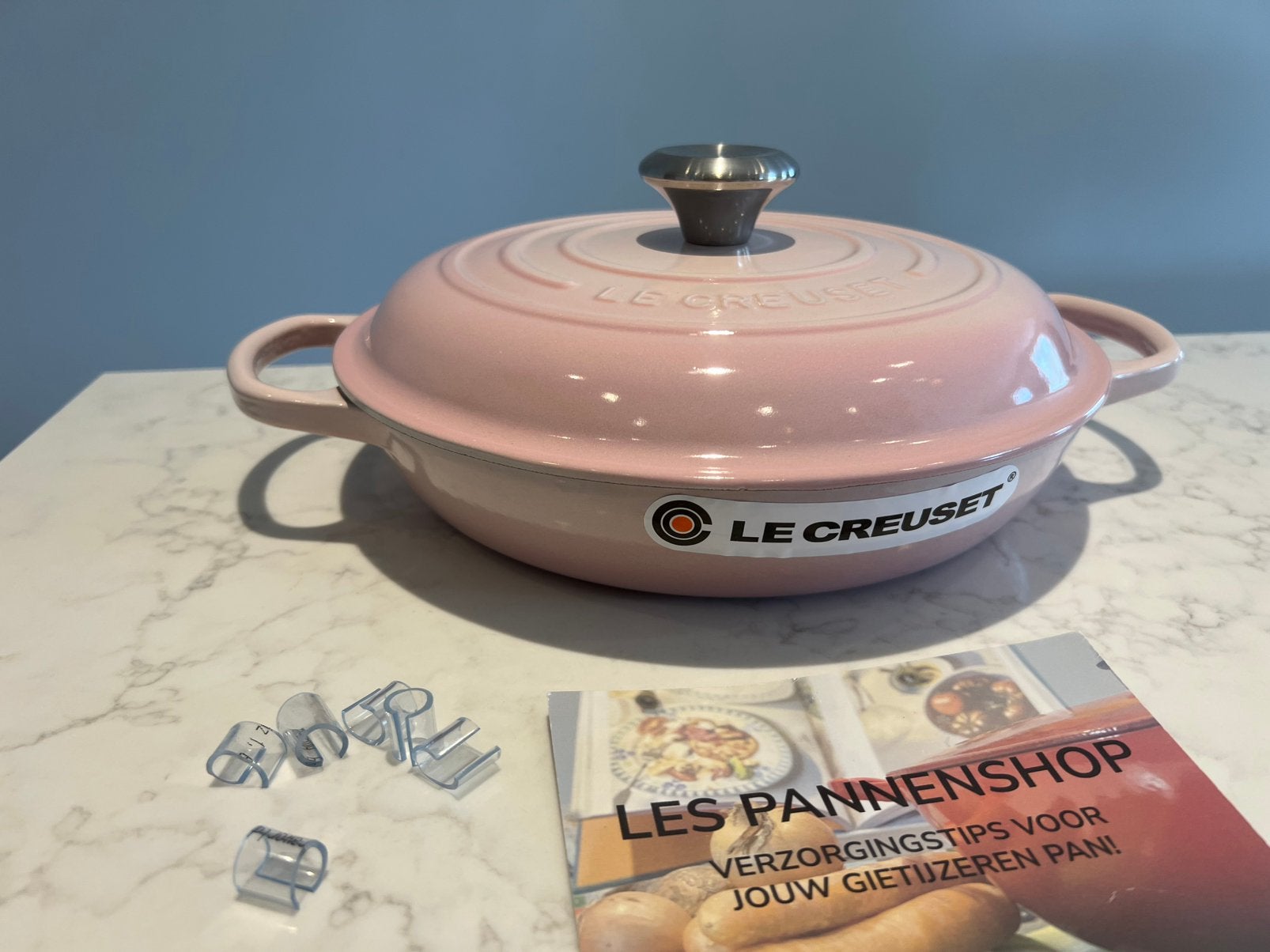 Nieuwe Le Creuset campagnard 26 cm Shell Pink, Huis en Inrichting, Geschikt voor inductie, Nieuw, Le Creuset, Ophalen of Verzenden