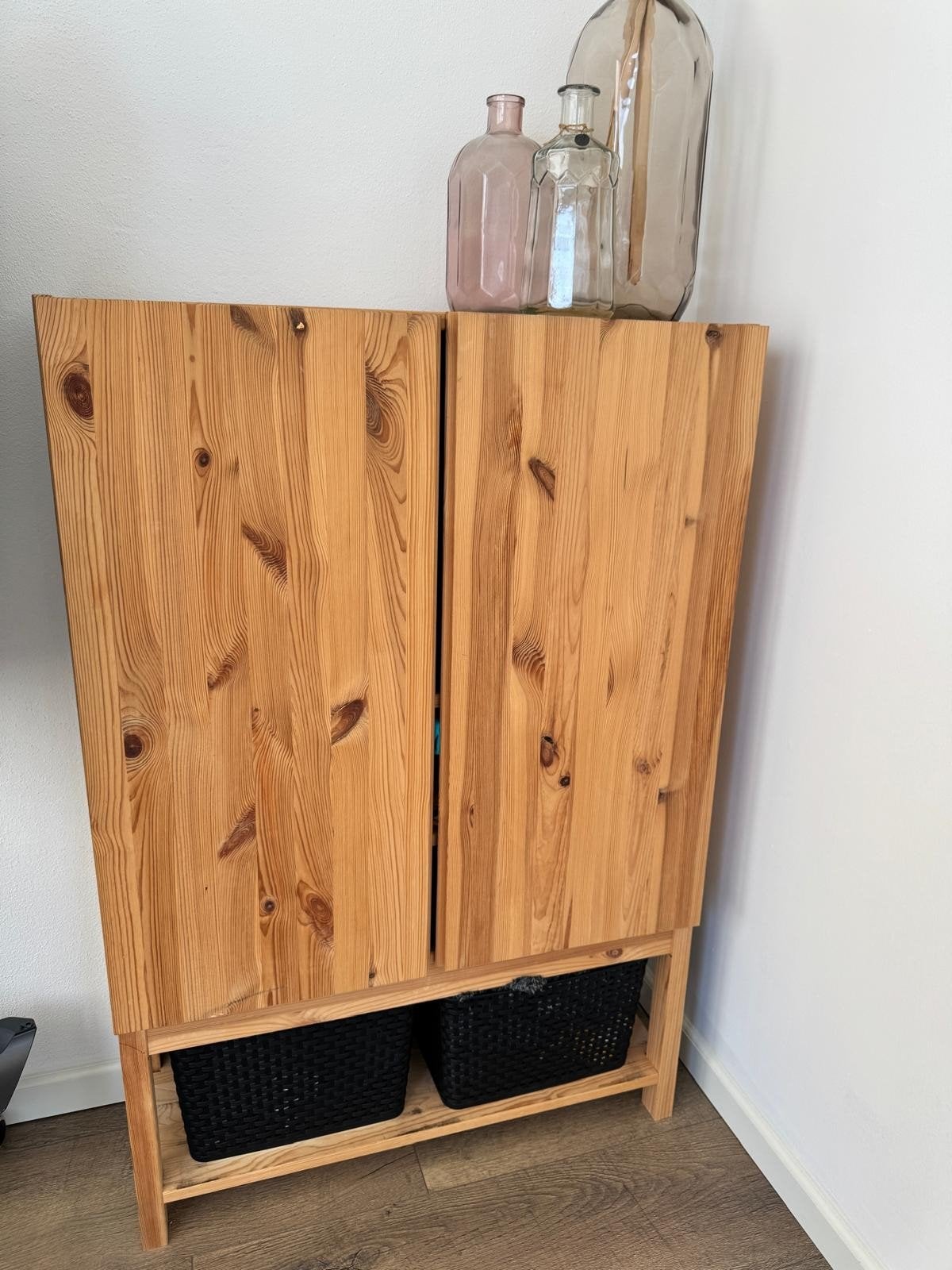 Houten kast met onderstel en verstelbare planken, Huis en Inrichting, Ophalen, Met deur(en), Gebruikt, 100 tot 150 cm