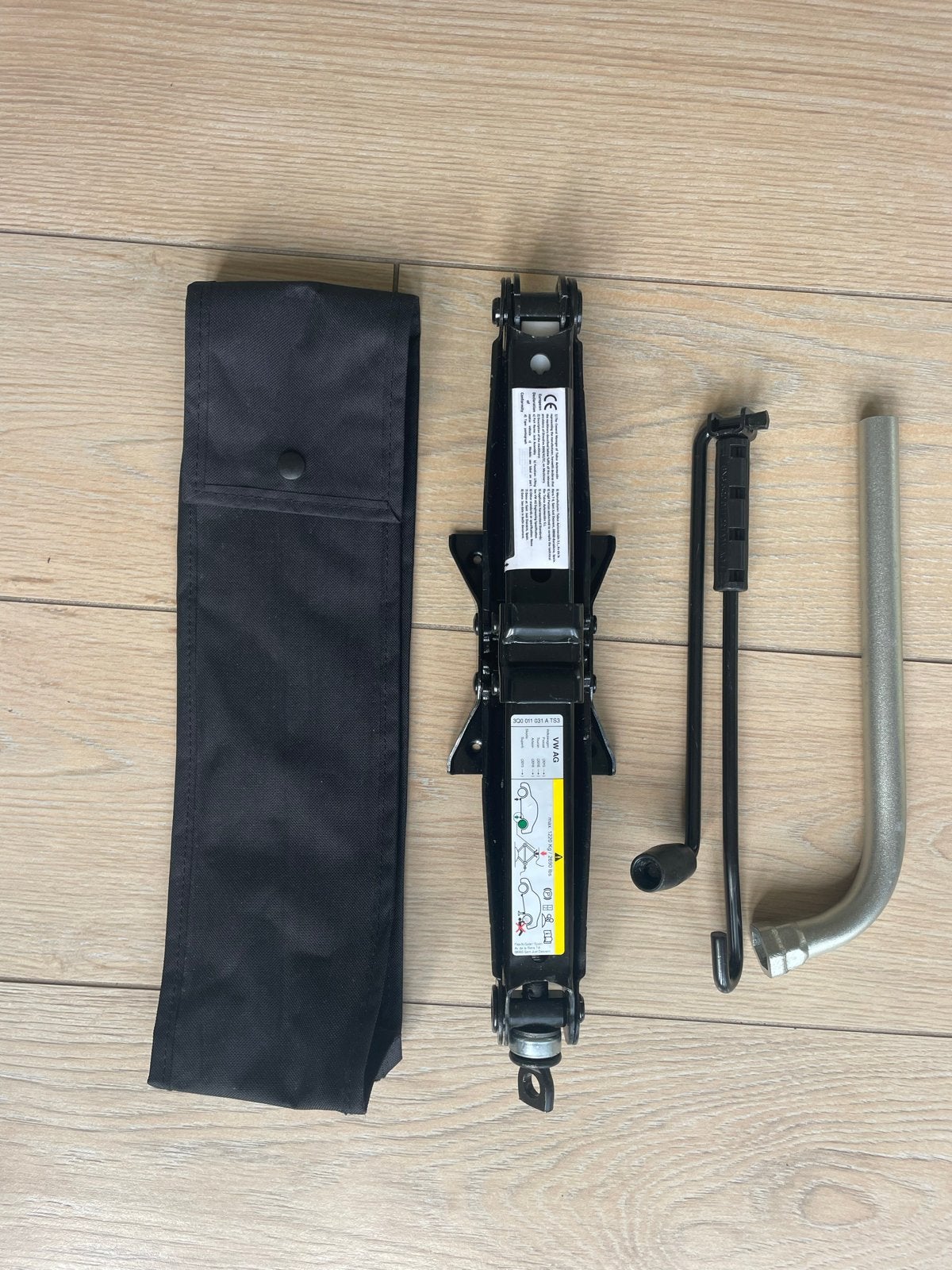 VW AG Krik met wielsleutel en opbergtas, Ophalen, Nieuw, Mechanisch, Schaarkrik