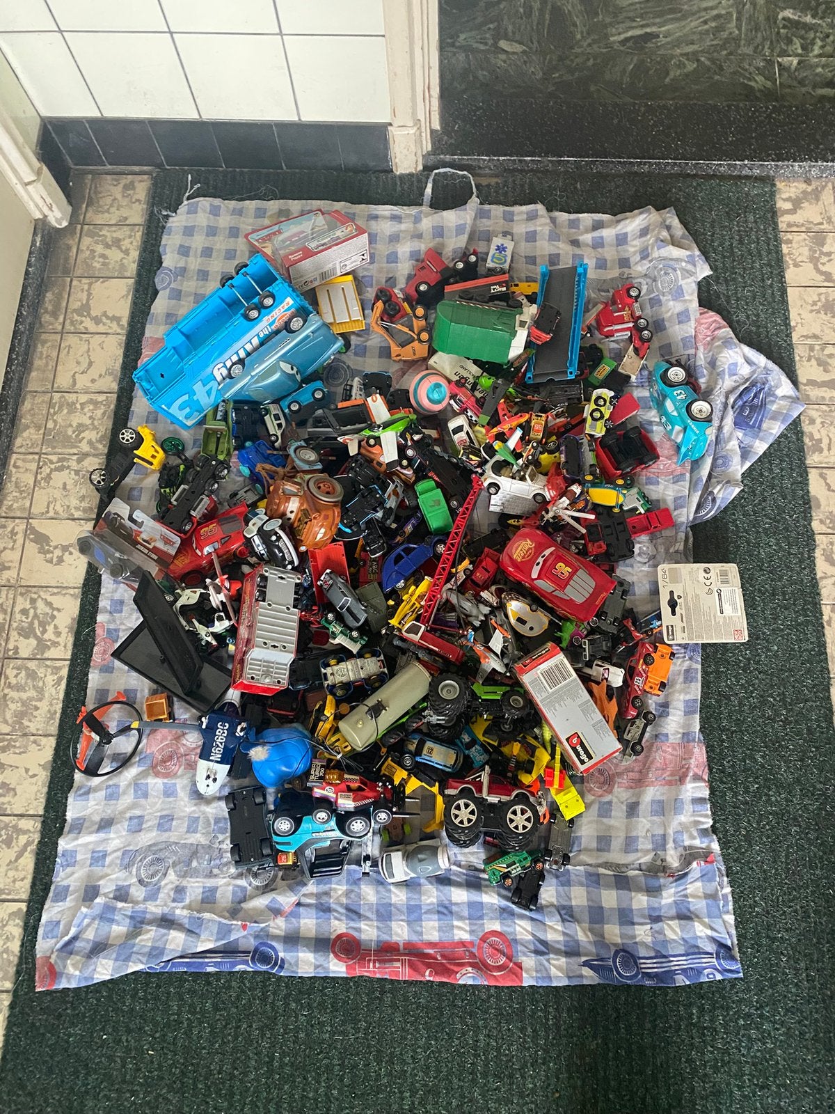 Heel veel speelgoed auto’s. Hotwheels disney cars matchbox!, Verzenden, Gebruikt