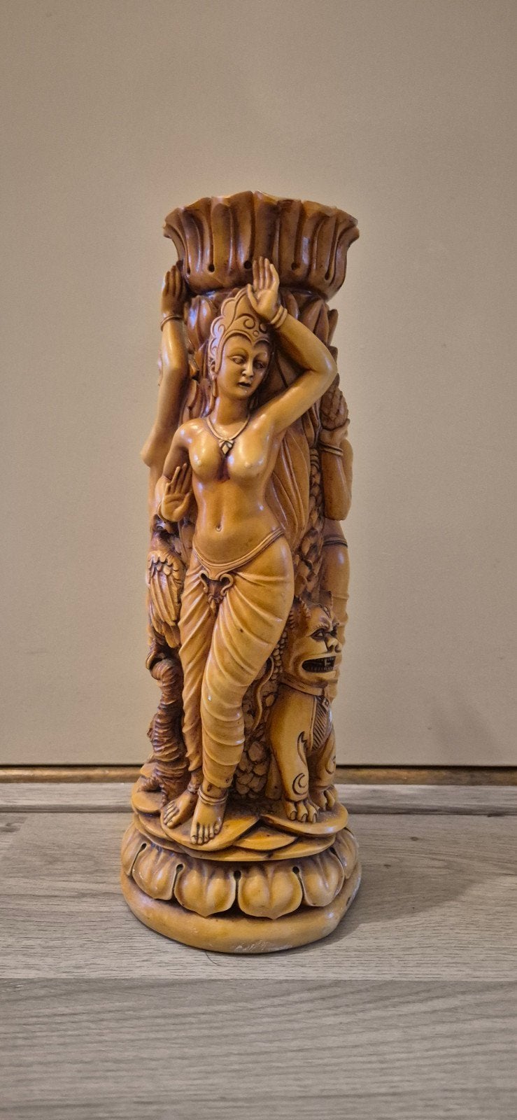 Decoratieve Indische sculptuur met dansende figuren, Kunststof, Ophalen of Verzenden, Handgemaakt, 20 - 50 cm