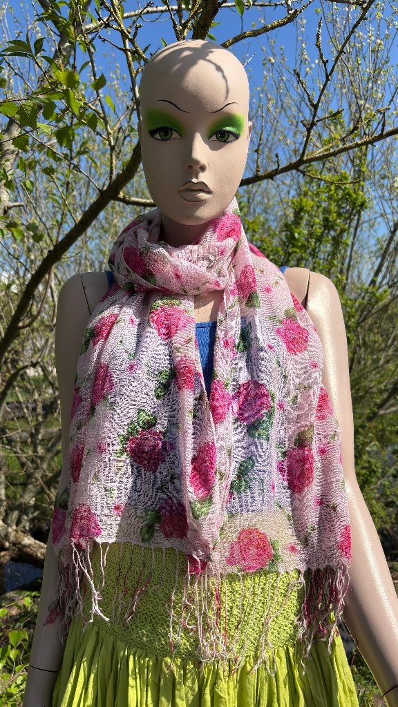 (21) Sjaal - vintage - wit met roze rozen - 59 cm bij 160 cm, Kleding | Dames, Mutsen, Sjaals en Handschoenen, Ophalen of Verzenden