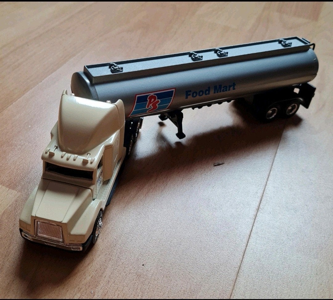 Ertl Collectibles PS Food Mart Tanker T630 1/64, Ophalen of Verzenden, Nieuw, Bus of Vrachtwagen