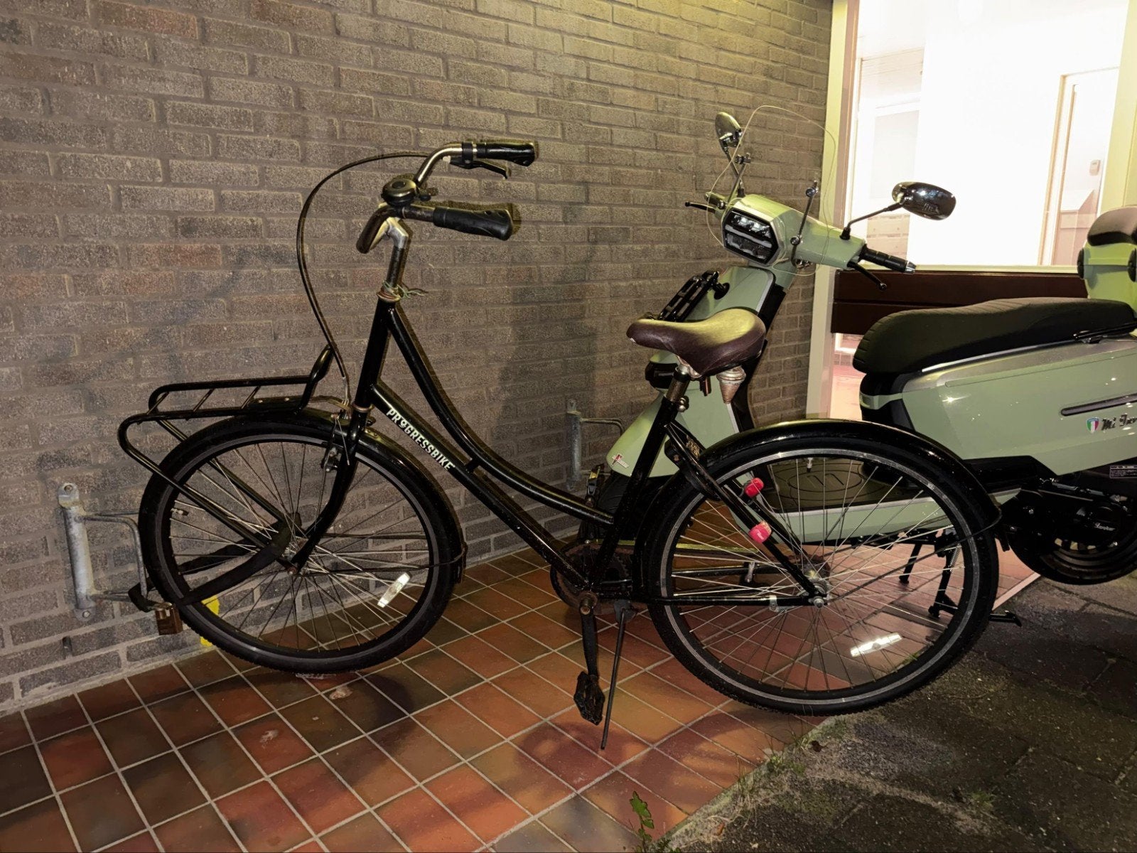 Zwarte damesfiets met voordrager - Gebruikt, Fietsen en Brommers, Overige merken, Velgrem, Ophalen of Verzenden, 53 tot 56 cm