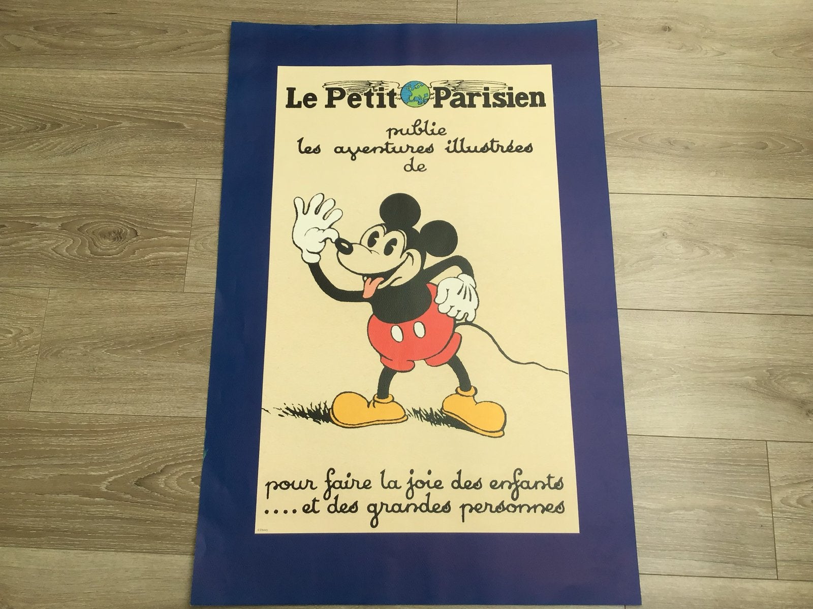 Vintage Walt Disney Mickey Mouse Poster - Le Petit Parisien, Deurposter of groter, Ophalen of Verzenden, Film en Tv, Rechthoekig Staand