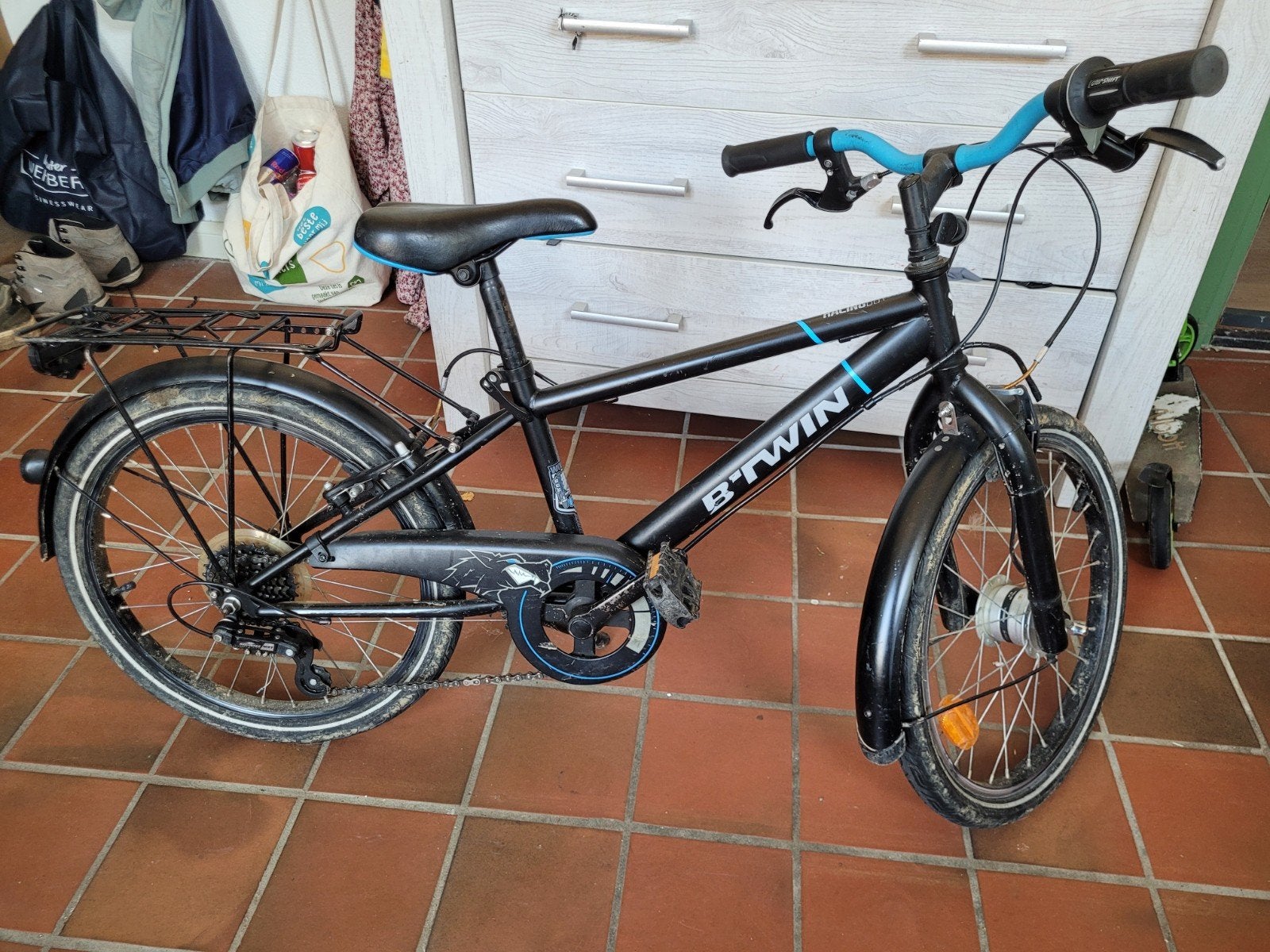 B'Twin kinderfiets 20 inch, zwart met blauwe accenten, Fietsen en Brommers, Fietsen | Kinderfietsjes, Ophalen, 20 inch of meer