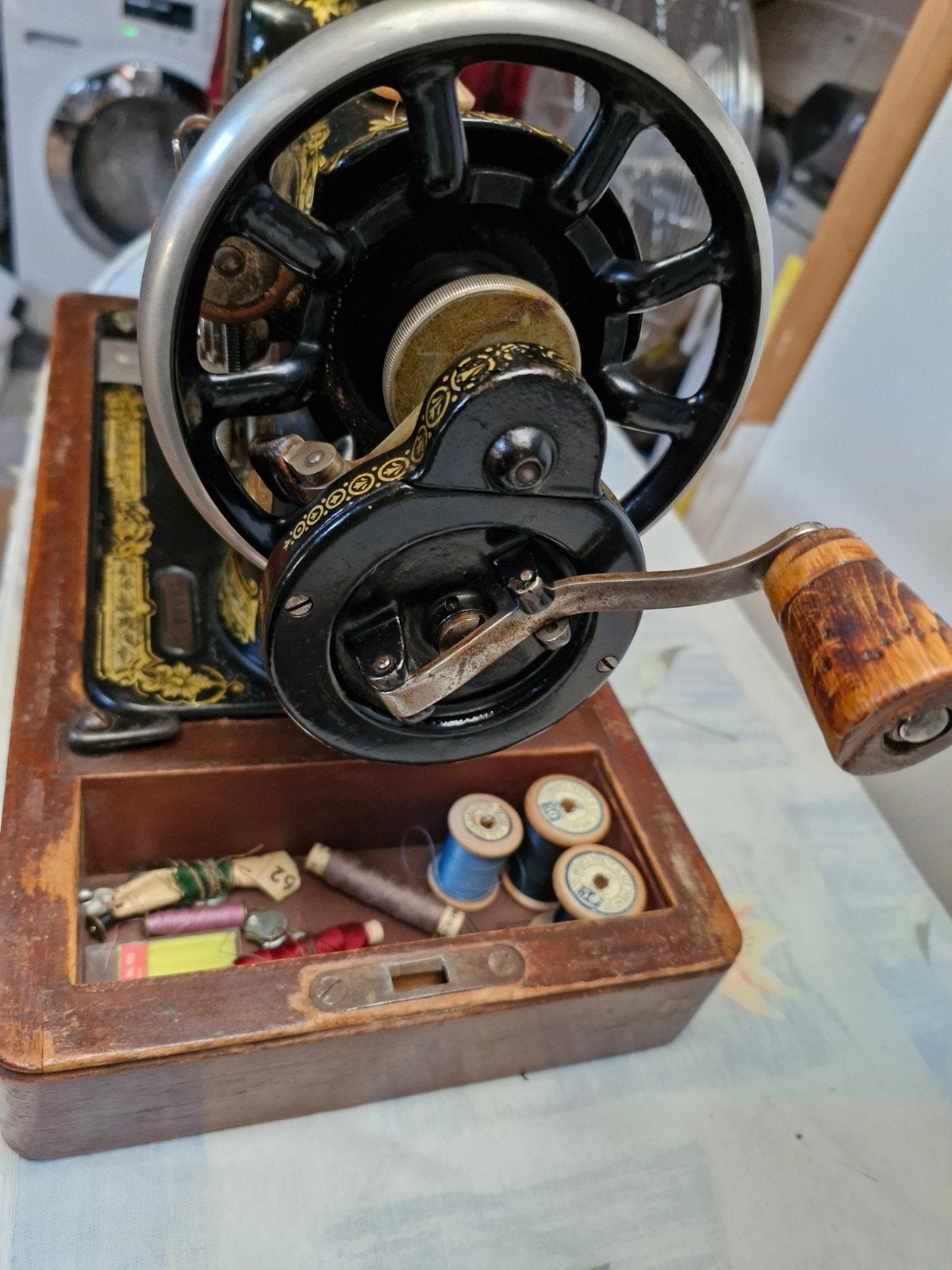 Antieke Singer naaimachine, Ophalen