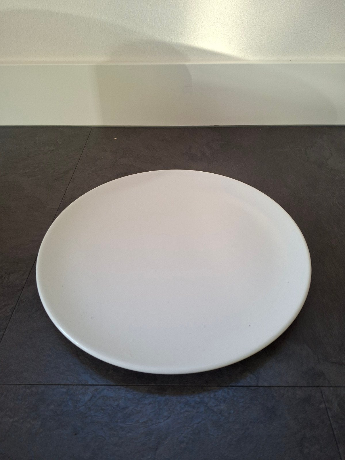 Wit Ikea bord (~ 32 cm) - Modern en minimalistisch design, Ophalen, Gebruikt, Keramiek, IKEA