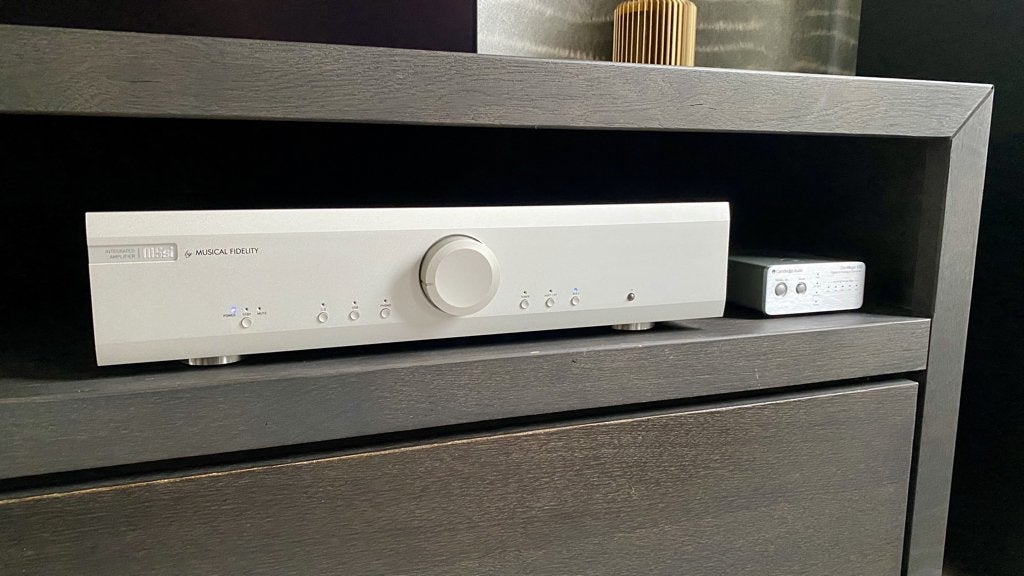 Musical Fidelity M5SI + DacMagic 100 + RCA interlink, Zo goed als nieuw, 120 watt of meer, Stereo, Ophalen
