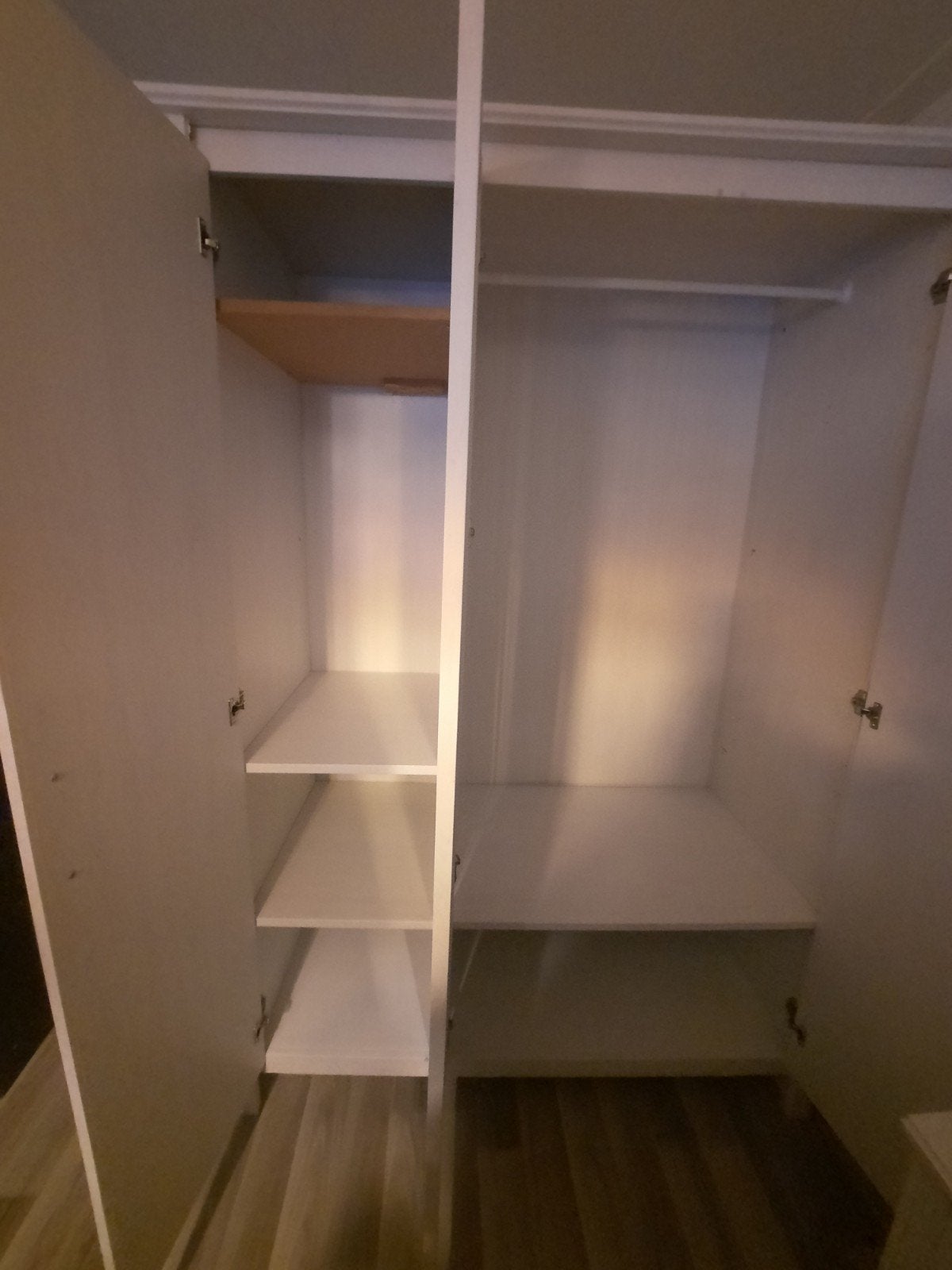 Foto 3 van Gratis kledingkast met spiegel en planken