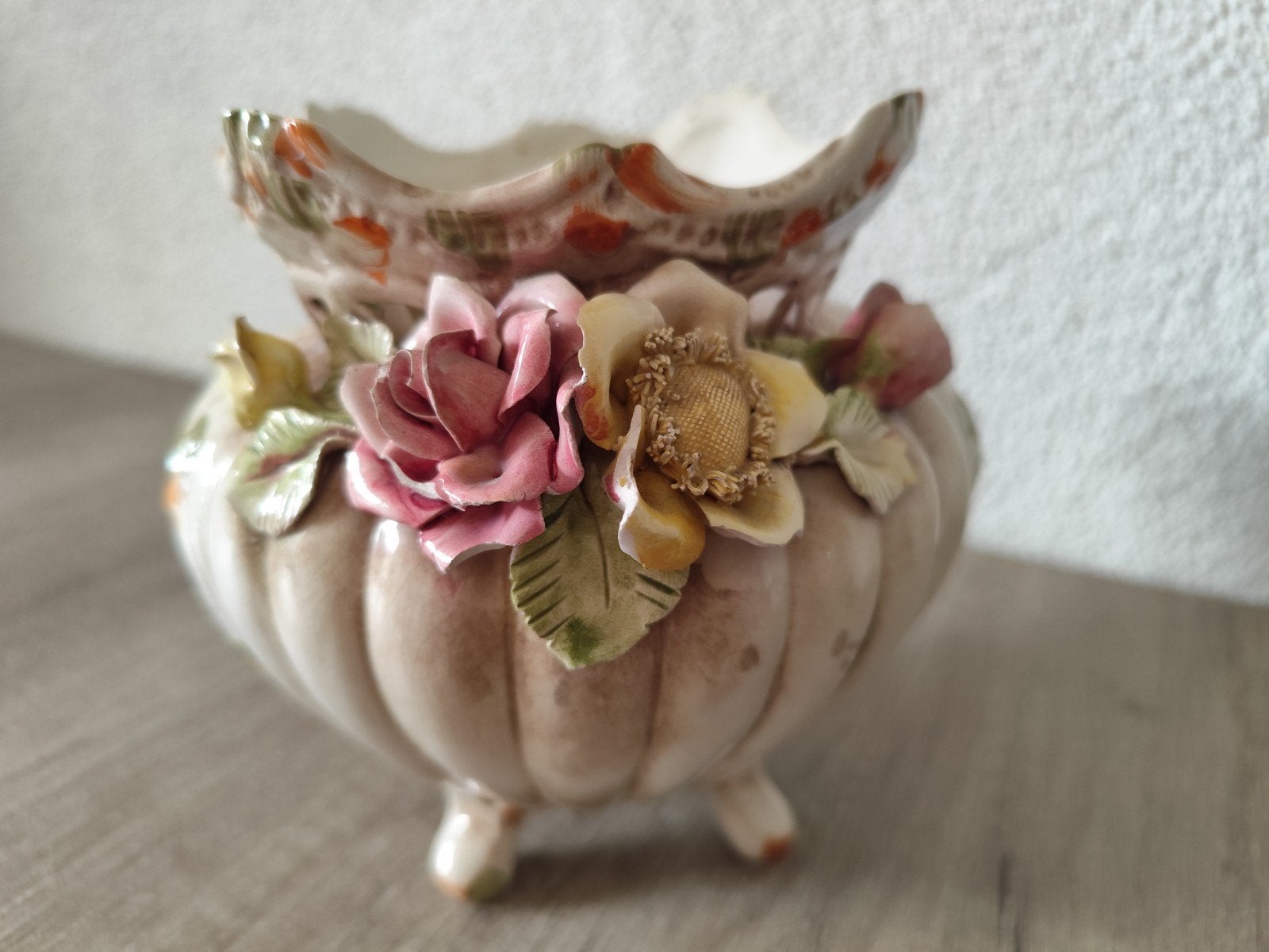 Vintage V. Bassano Italië bloempot met bloemdecoratie, Gebruikt, Rond, Binnen, Ophalen of Verzenden