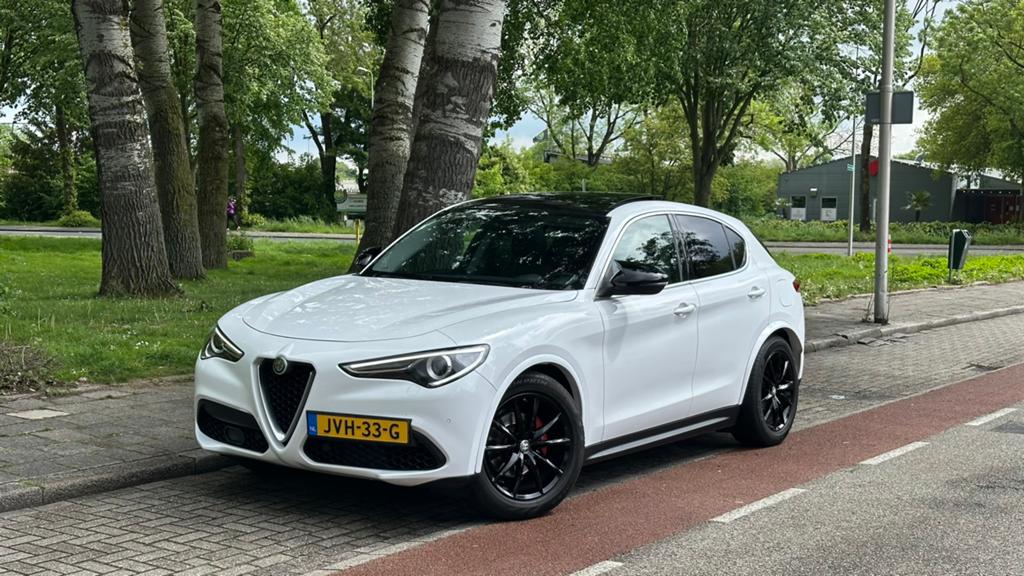 Alfa Romeo Stelvio 2.0 280pk | Pano | CarPlay | trekh | memo, Automaat, 1995 cc, Zwart, 4 cilinders