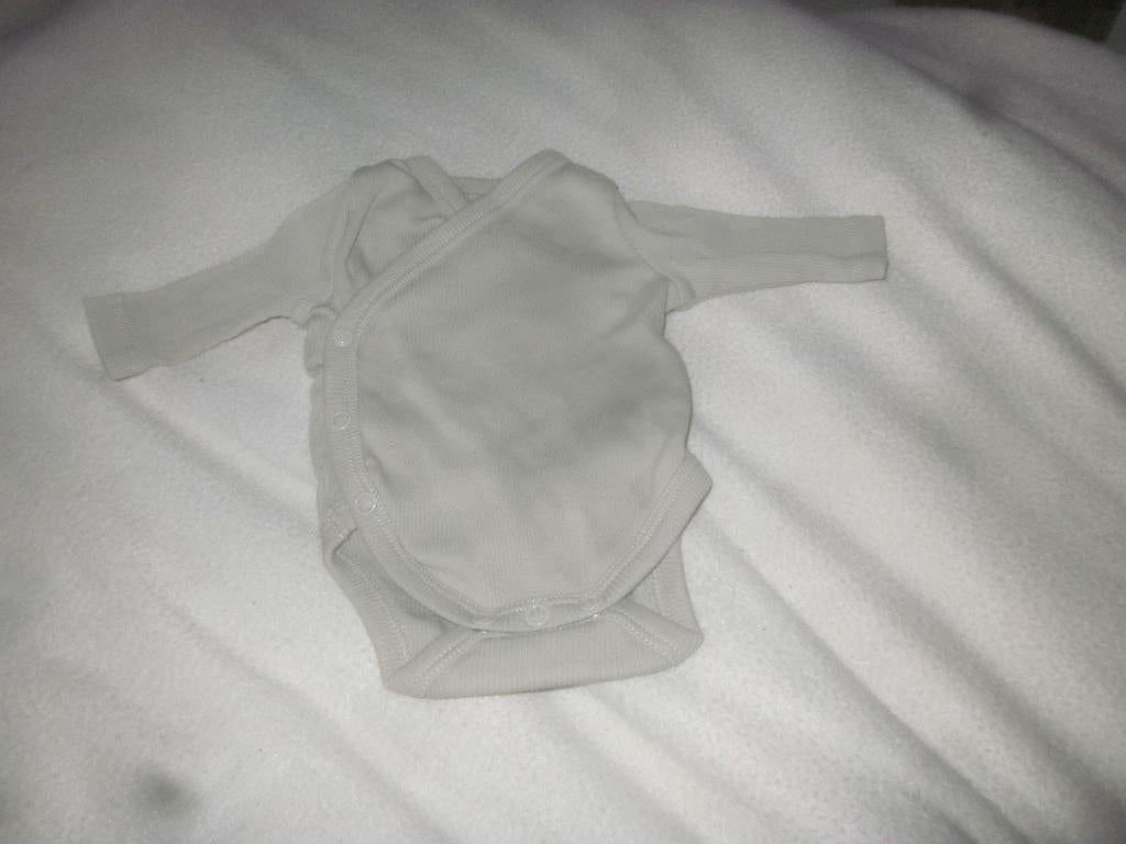 Nieuw grijs prematuur overslag rompertje C&A maat 46, Kinderen en Baby's, Babykleding | Prematuur, Nacht- of Onderkleding, C&A.